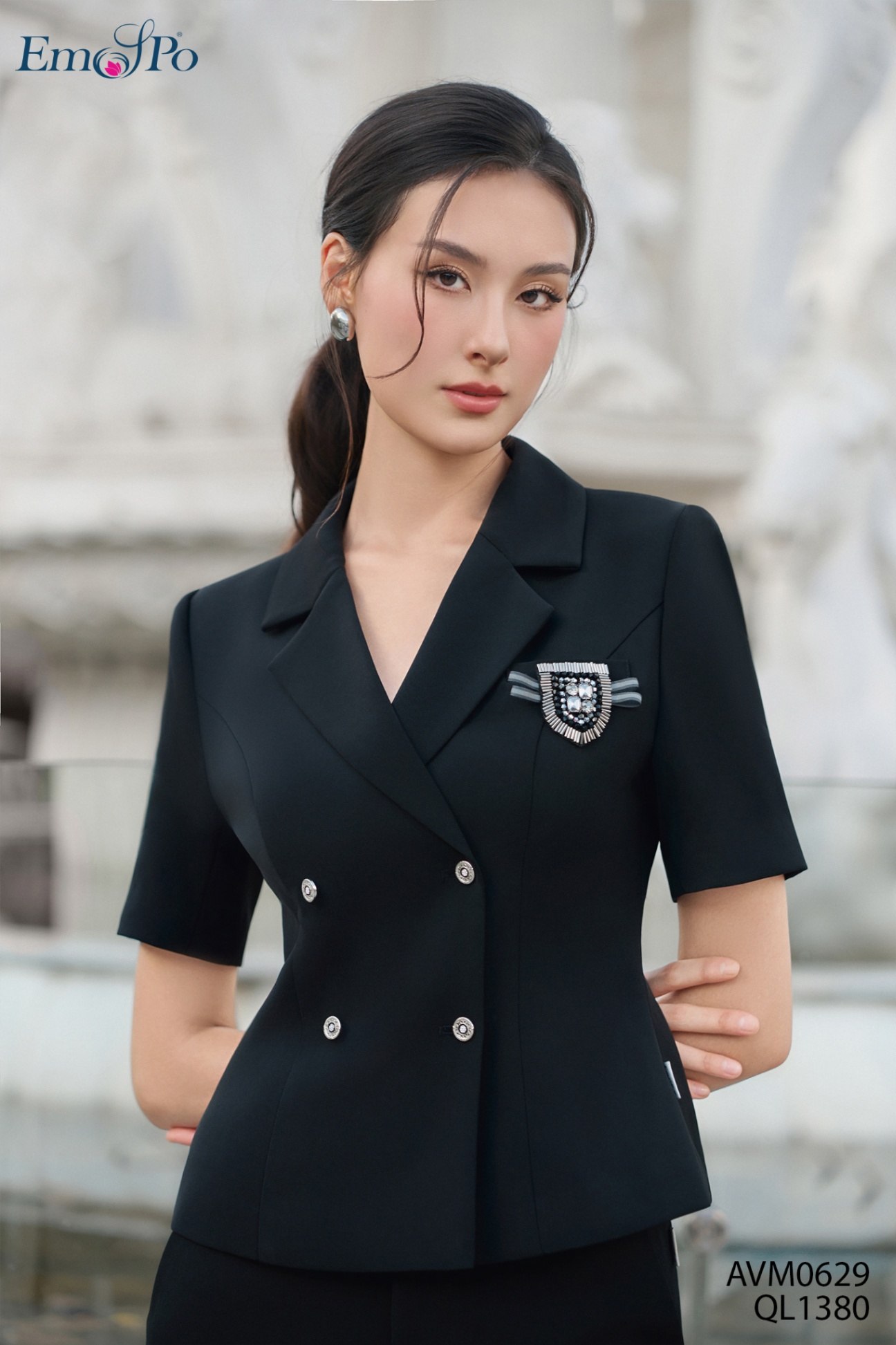 Áo vest cổ bẻ, giao 2 hàng khuy, cài huy hiệu đá cườm