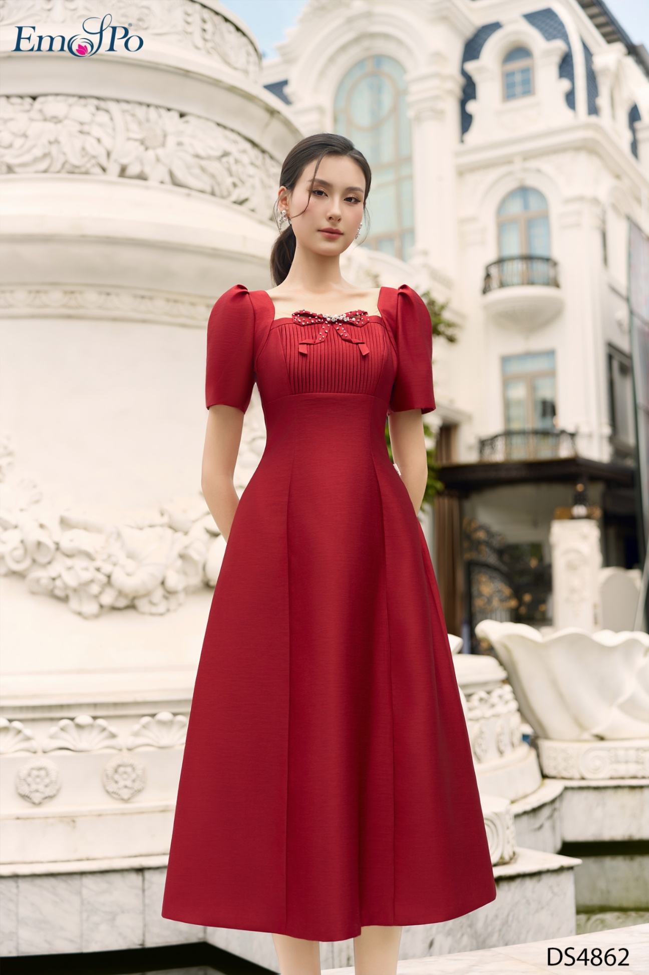 Đầm xòe, tay bồng, cổ vuông xếp ly, đính nơ đá