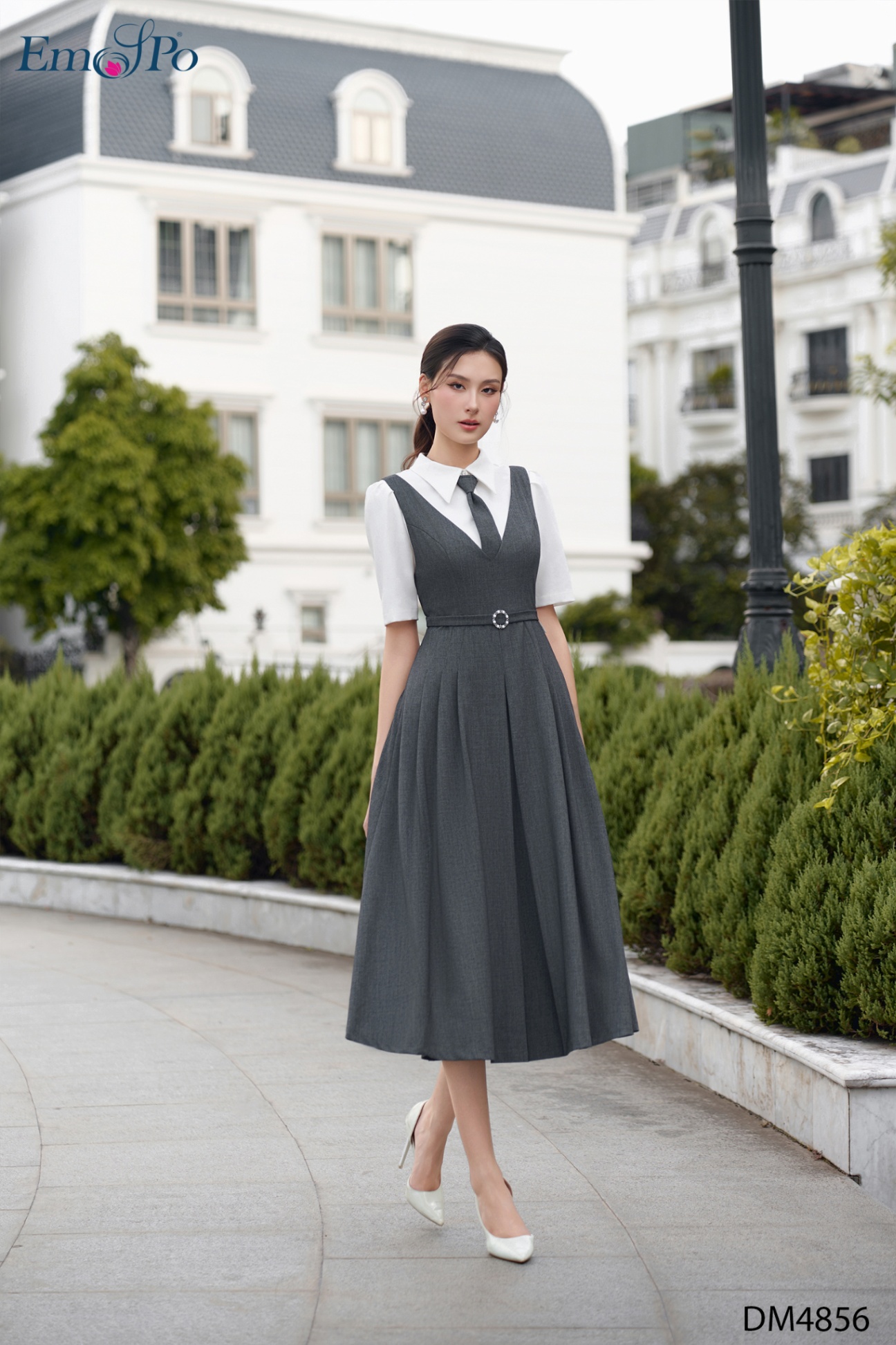 Đầm gile xòe phối sơ mi cổ đức, cà vạt và đai rời