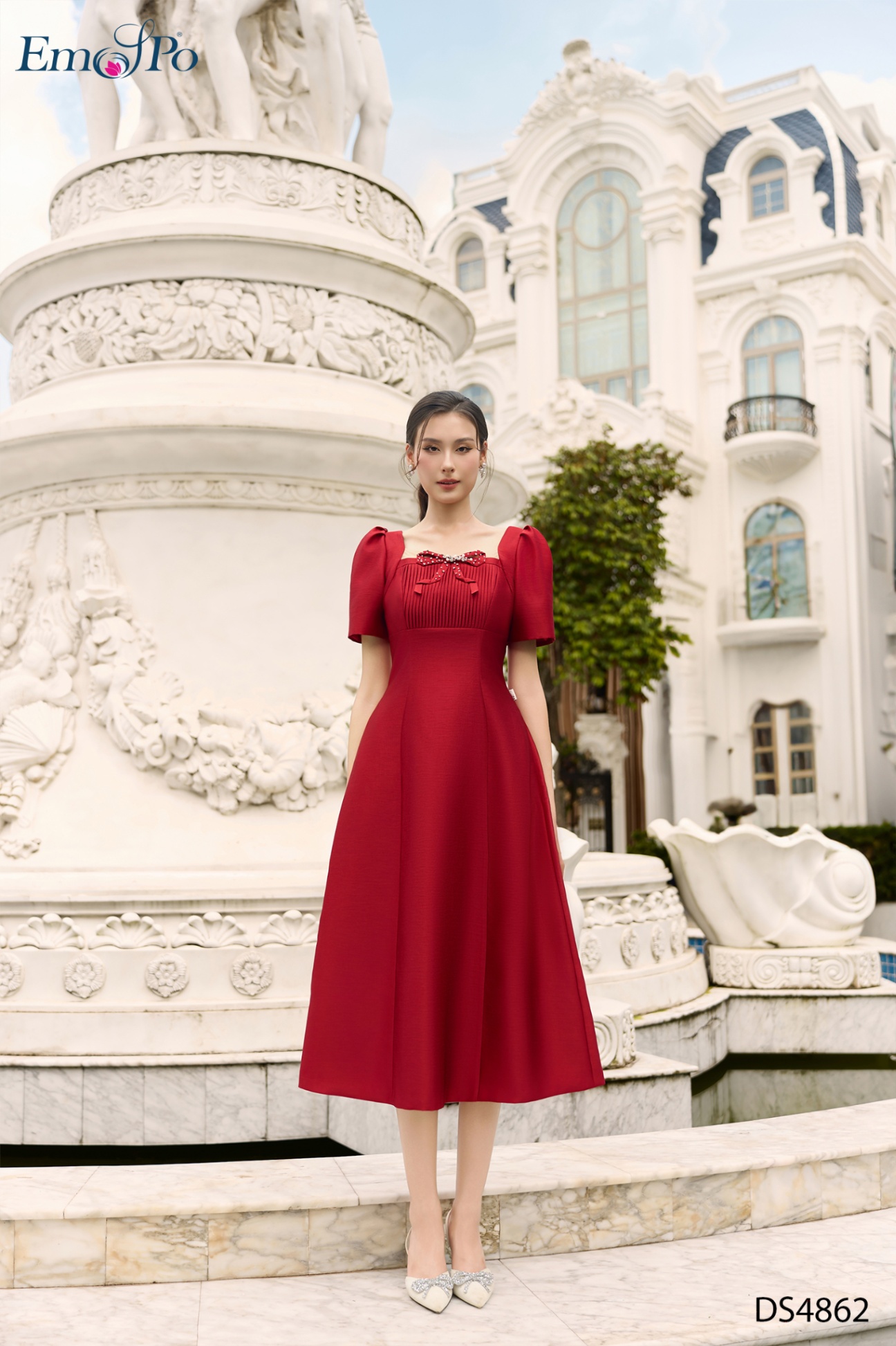 Đầm xòe, tay bồng, cổ vuông xếp ly, đính nơ đá