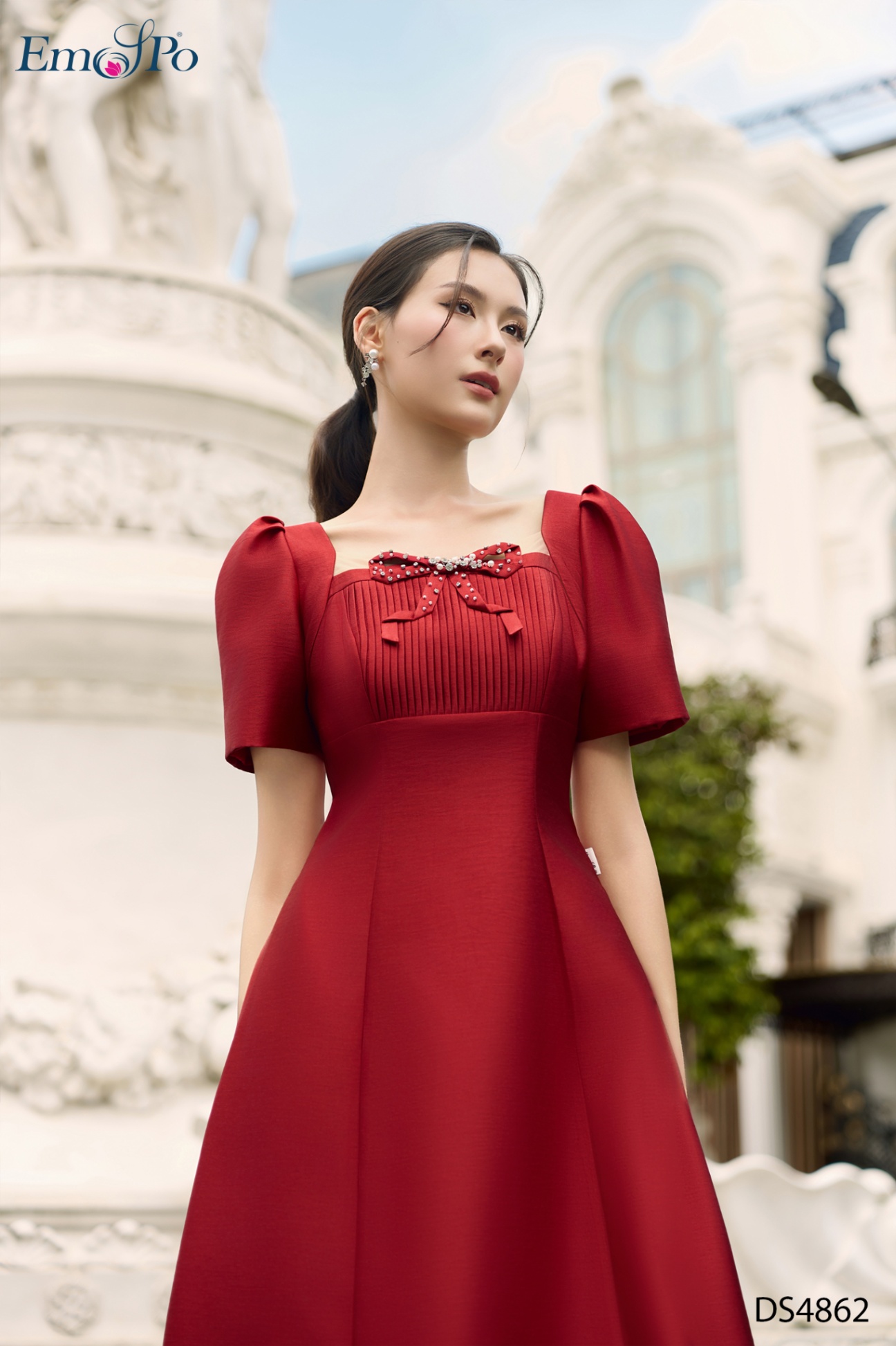 Đầm xòe, tay bồng, cổ vuông xếp ly, đính nơ đá