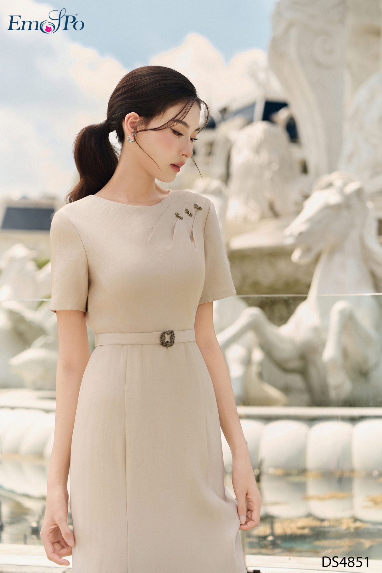 Đầm xòe, cổ tròn nhún ly đính nơ, chiết eo đai rời