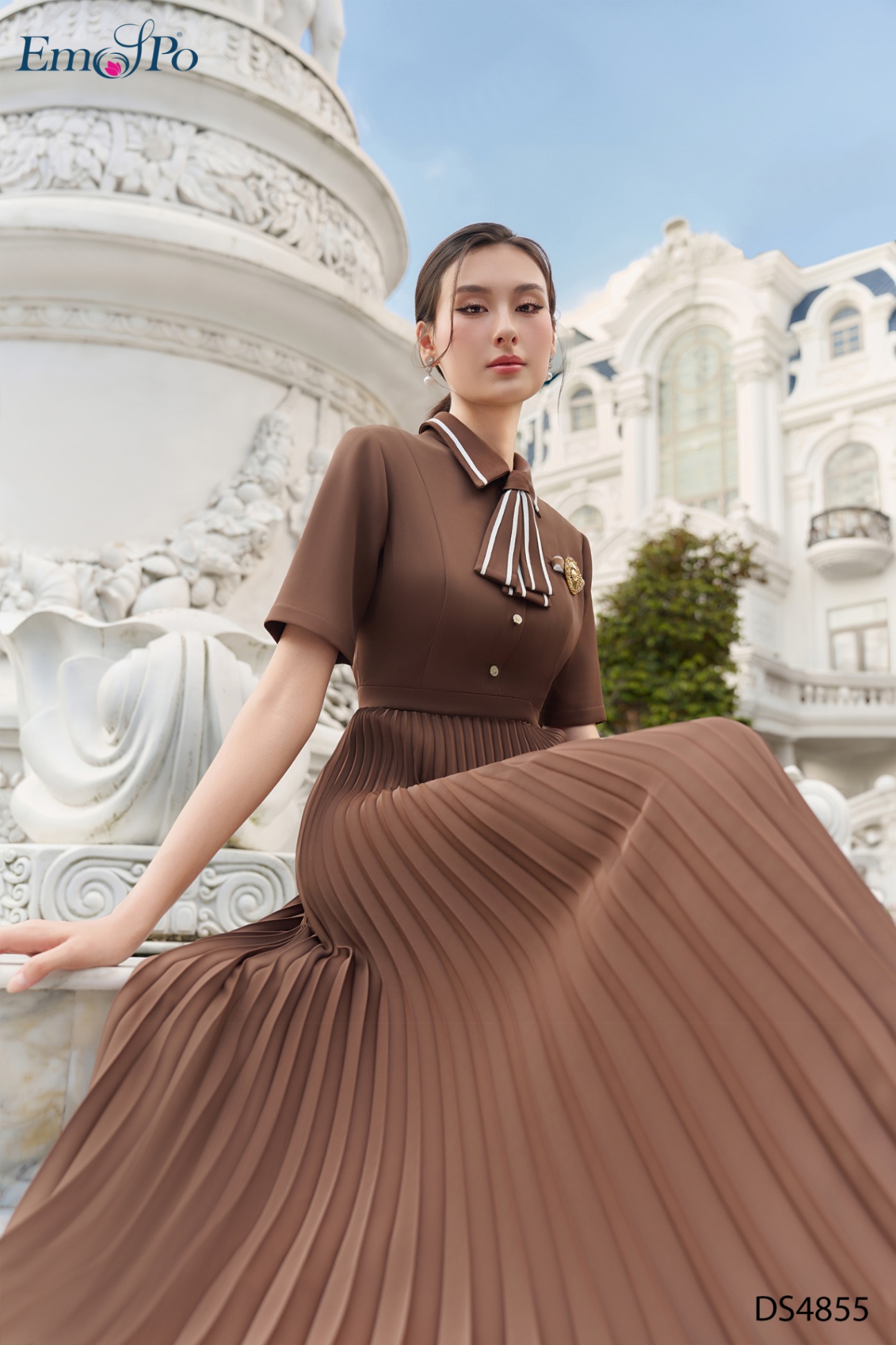 Đầm xòe xếp ly, cổ bẻ phối viền, túi cơi, nơ cài rời