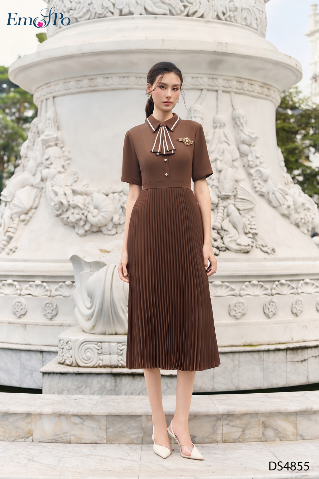 Đầm xòe xếp ly, cổ bẻ phối viền, túi cơi, nơ cài rời