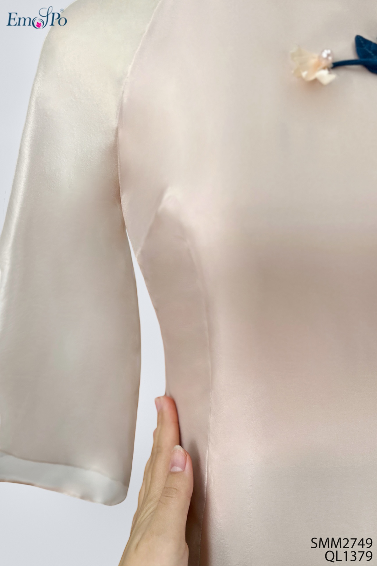 Áo dài tơ, cổ 3F phối màu, ngực đính nhành hoa, đi bộ QL1379
