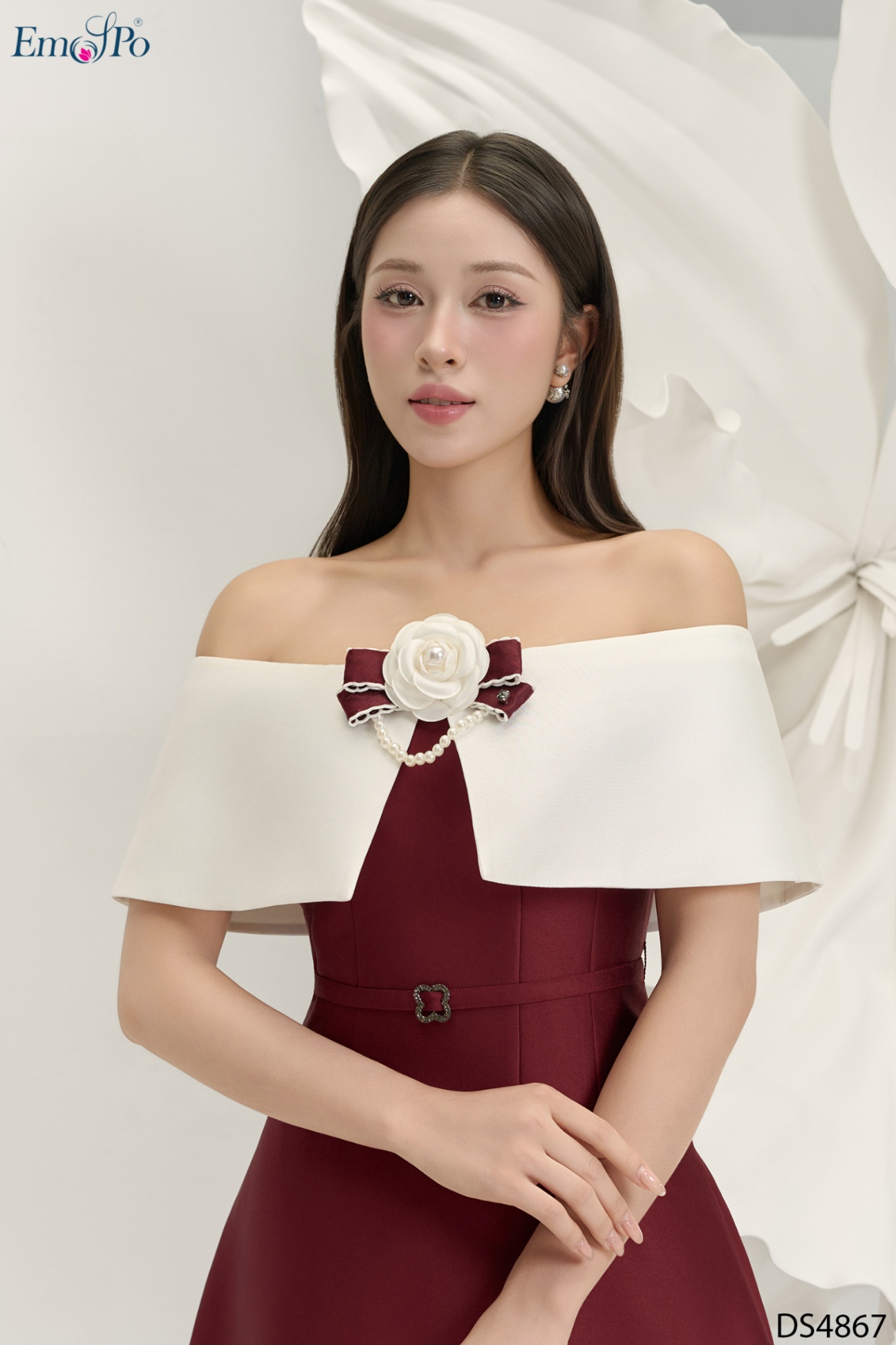 Đầm A xòe, tà bong phối màu trễ vai, cài hoa và đai rời