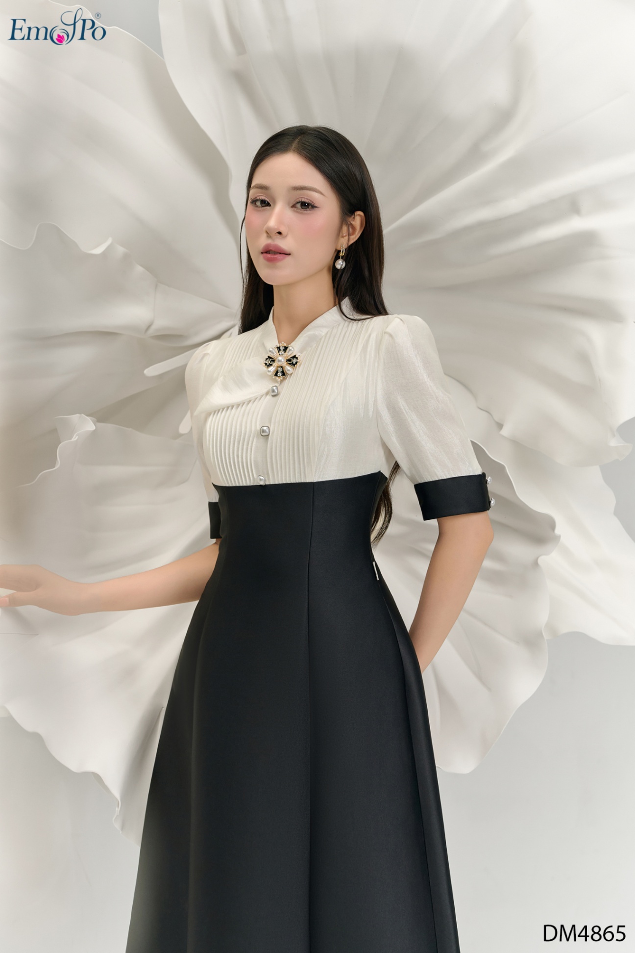 Đầm A xòe phối màu, ngực xếp ly đính cúc, cài đá rời