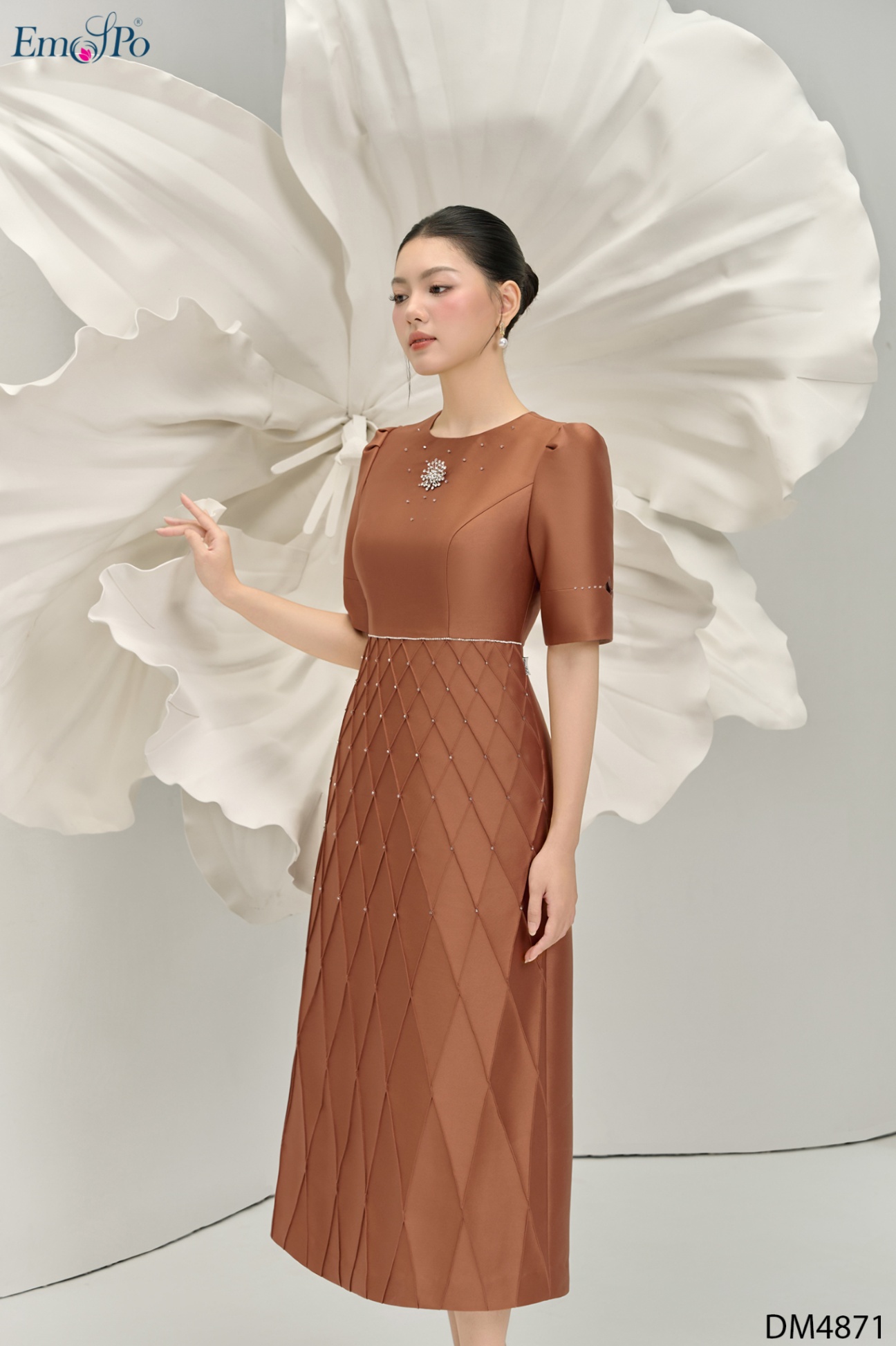 Đầm A cổ tròn, trang trí đan chéo đính đá và pha lê, cài đá rời