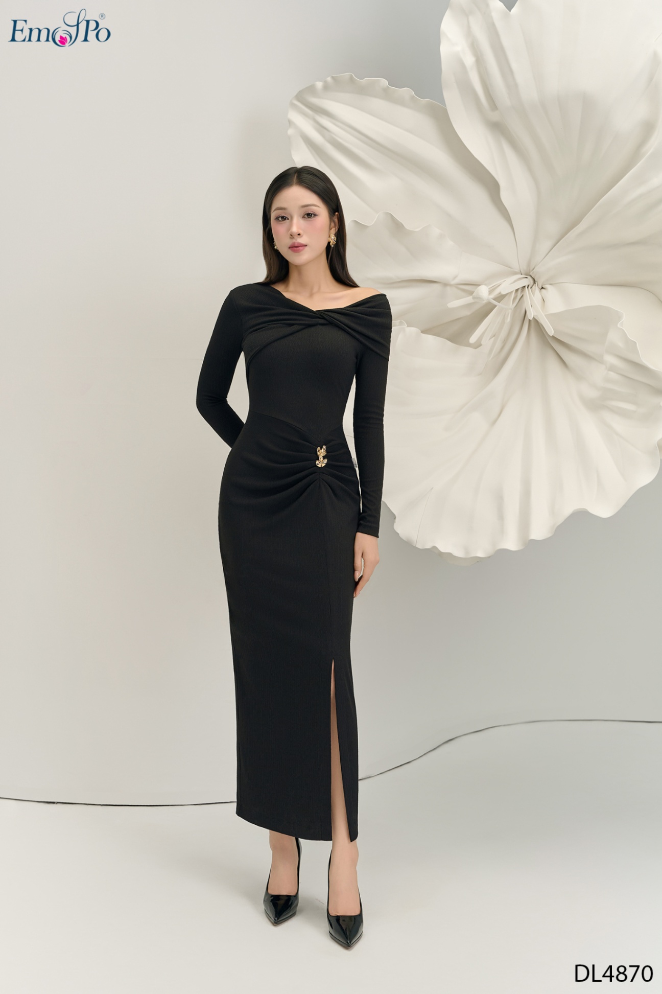 Đầm ôm dáng dài xẻ trước, cổ xoắn nơ, eo xếp ly đính KL