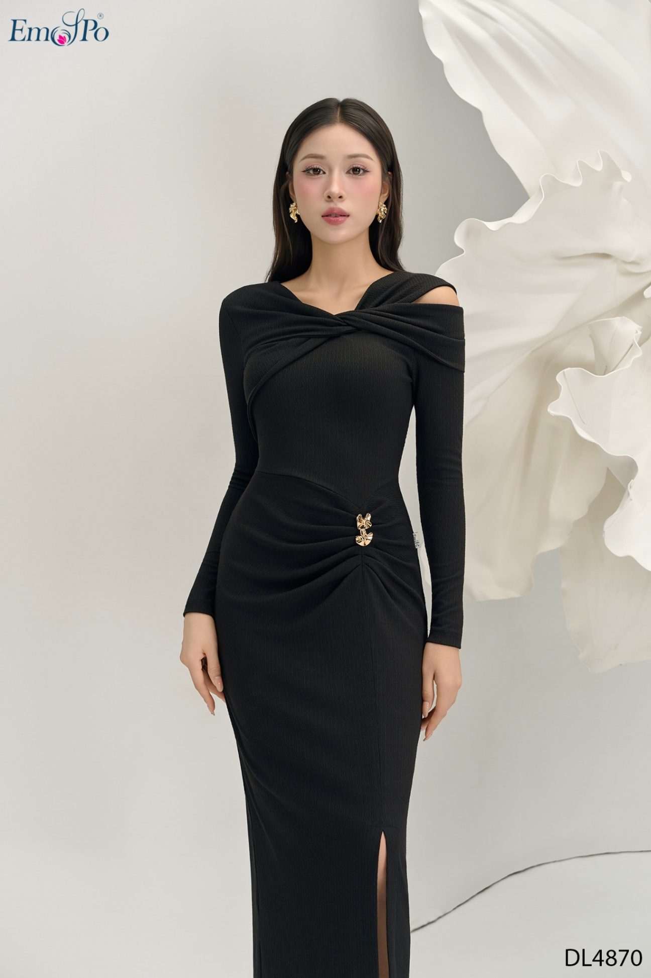 Đầm ôm dáng dài xẻ trước, cổ xoắn nơ, eo xếp ly đính KL
