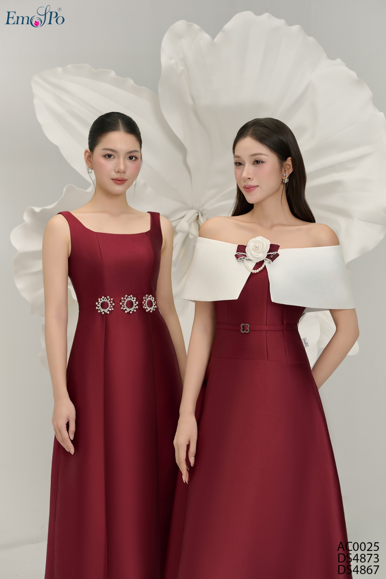 Đầm A xòe, tà bong phối màu trễ vai, cài hoa và đai rời