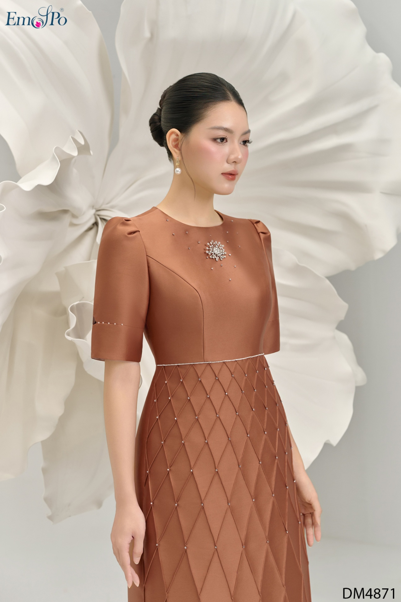Đầm A cổ tròn, trang trí đan chéo đính đá và pha lê, cài đá rời