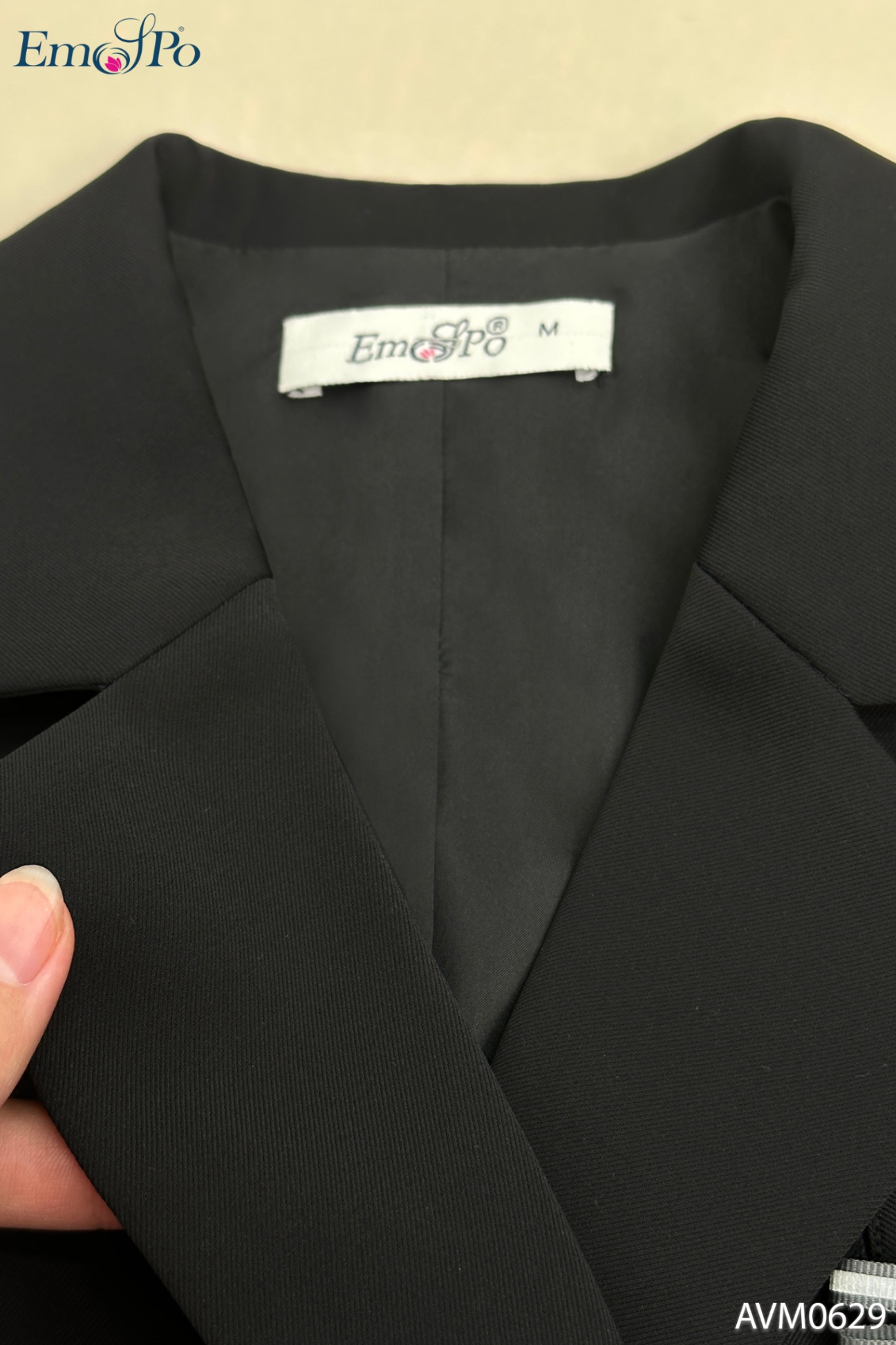 Áo vest cổ bẻ, giao 2 hàng khuy, cài huy hiệu đá cườm