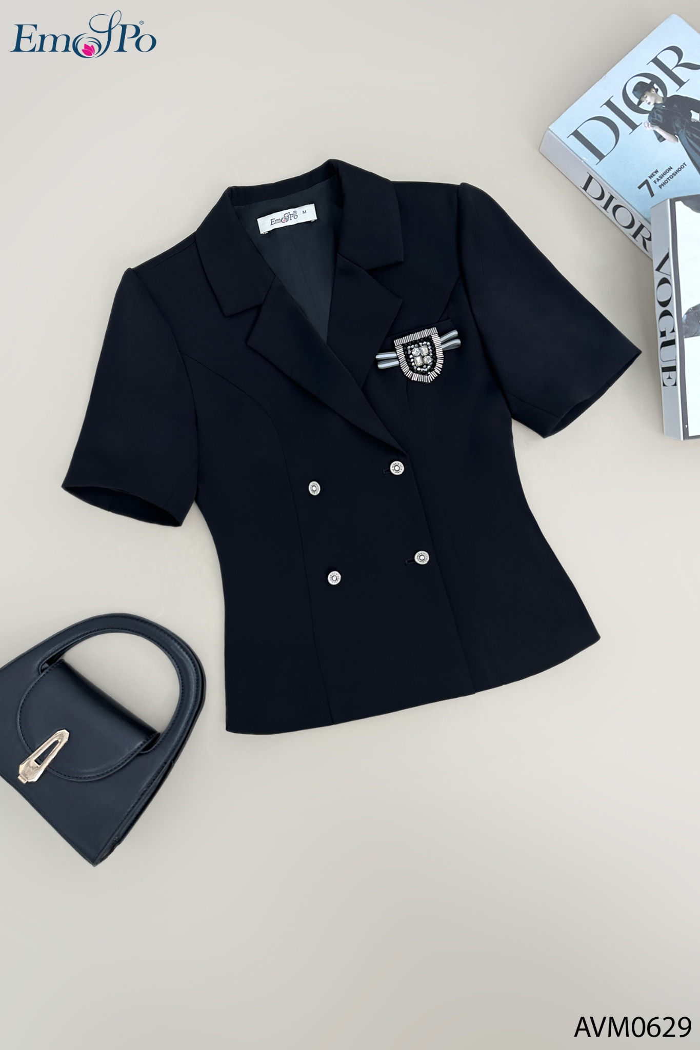 Áo vest cổ bẻ, giao 2 hàng khuy, cài huy hiệu đá cườm