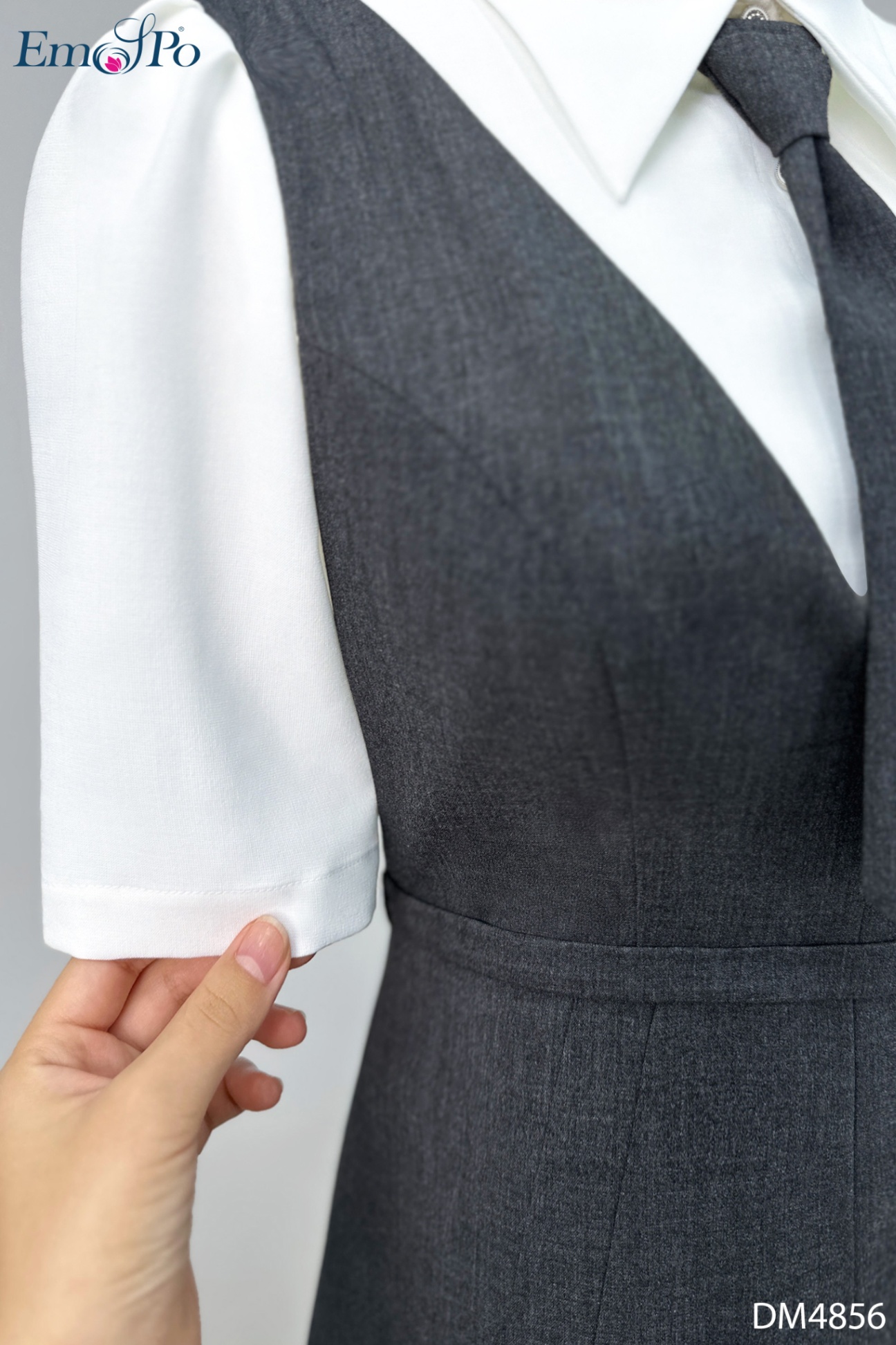 Đầm gile xòe phối sơ mi cổ đức, cà vạt và đai rời