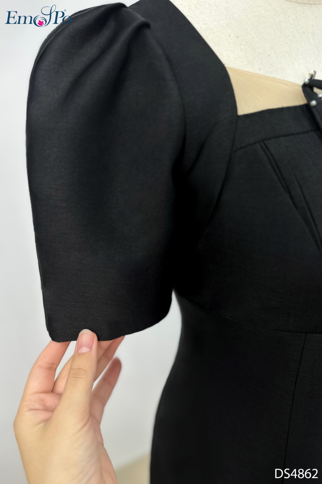 Đầm xòe, tay bồng, cổ vuông xếp ly, đính nơ đá
