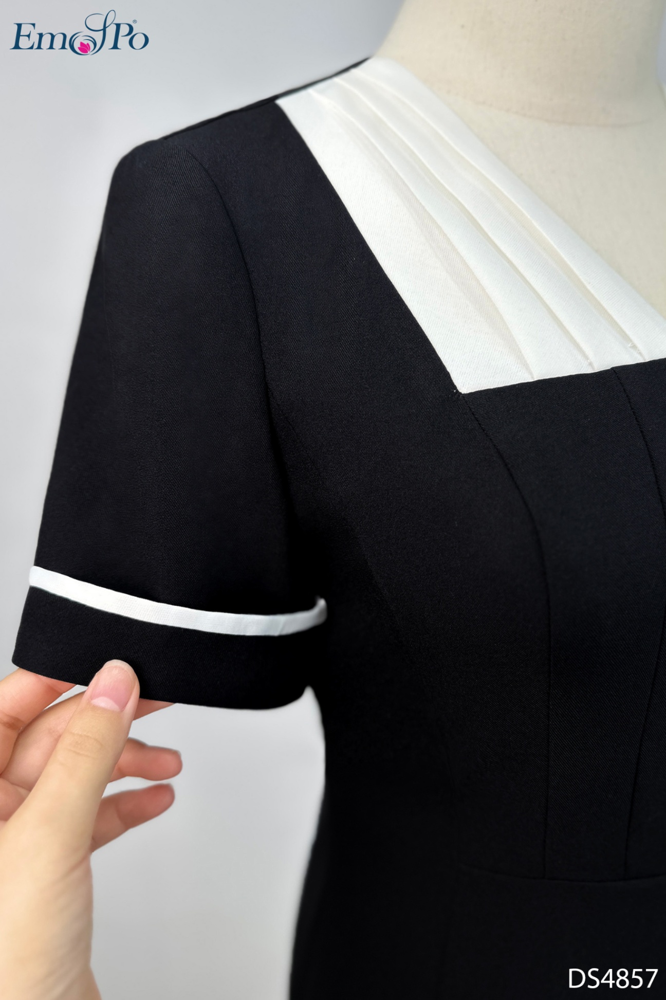 Đầm ôm xẻ sau, cổ phối xếp ly, cúc trang trí dọc thân trước