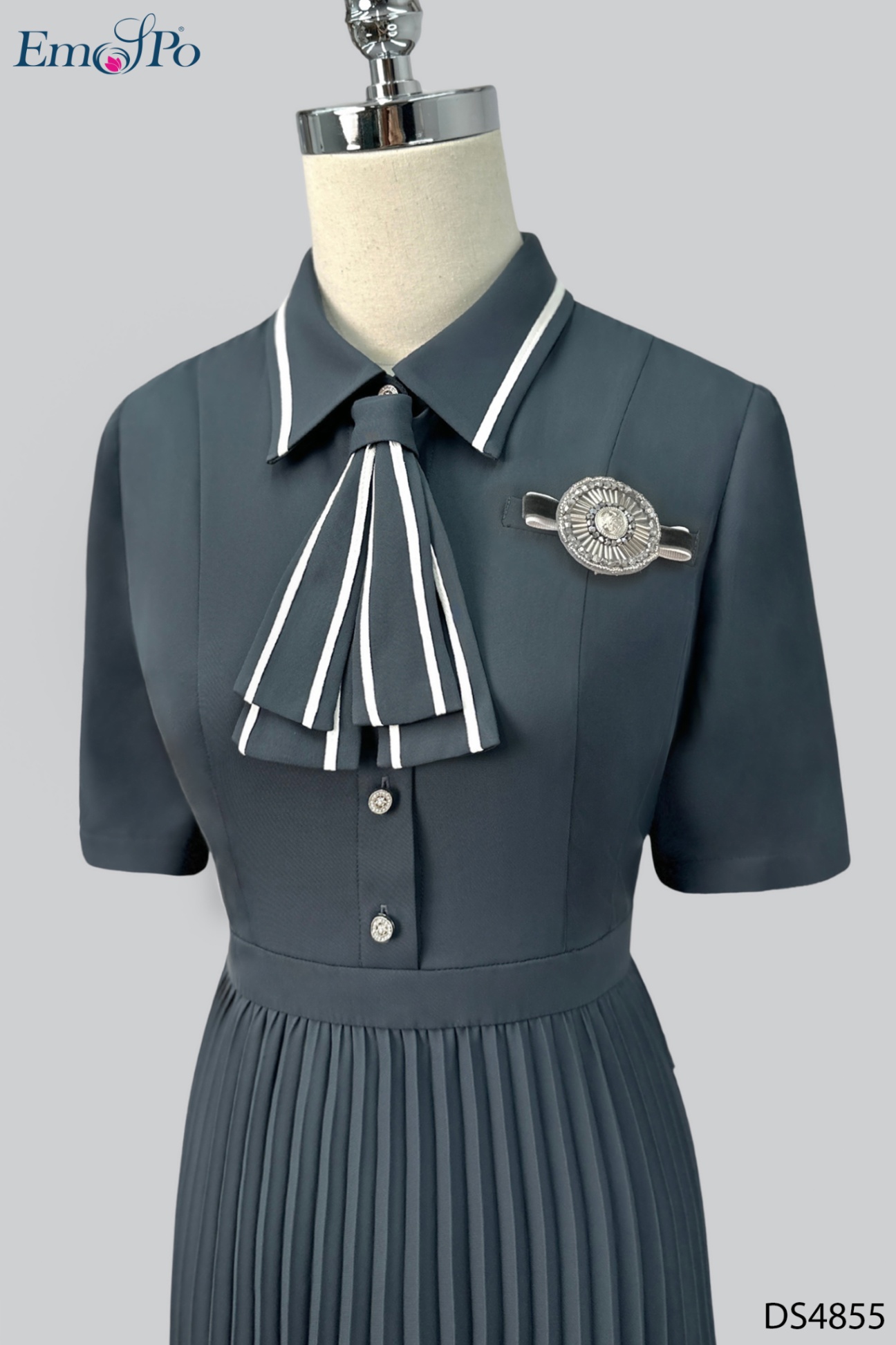 Đầm xòe xếp ly, cổ bẻ phối viền, túi cơi, nơ cài rời