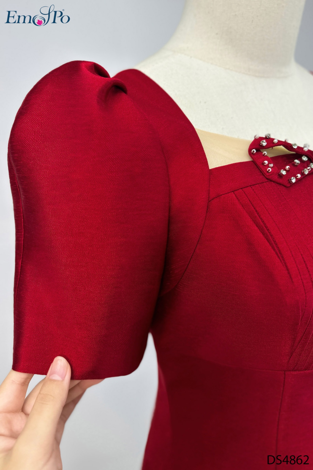 Đầm xòe, tay bồng, cổ vuông xếp ly, đính nơ đá