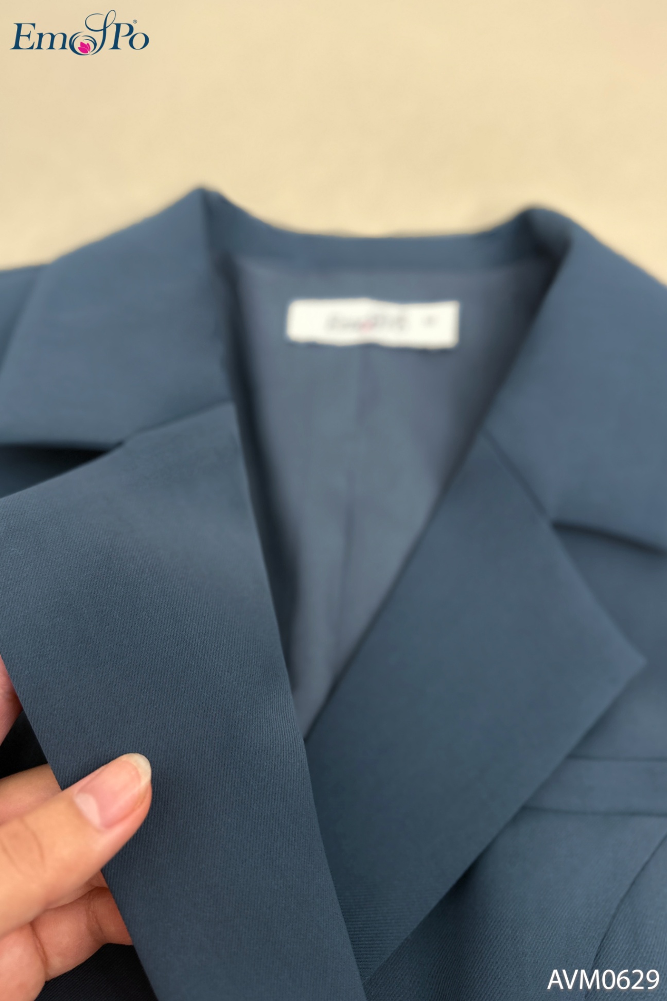 Áo vest cổ bẻ, giao 2 hàng khuy, cài huy hiệu đá cườm