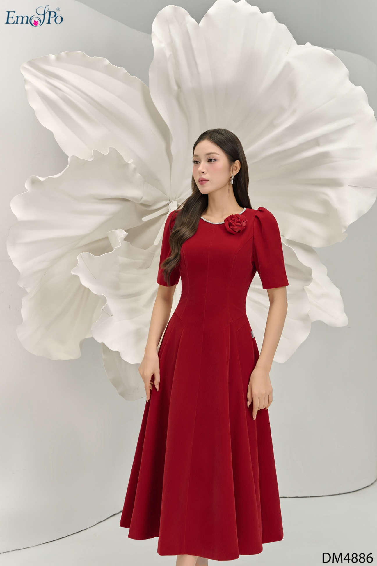 Đầm nhung xòe, chiết eo, cổ tròn đính đá và hoa
