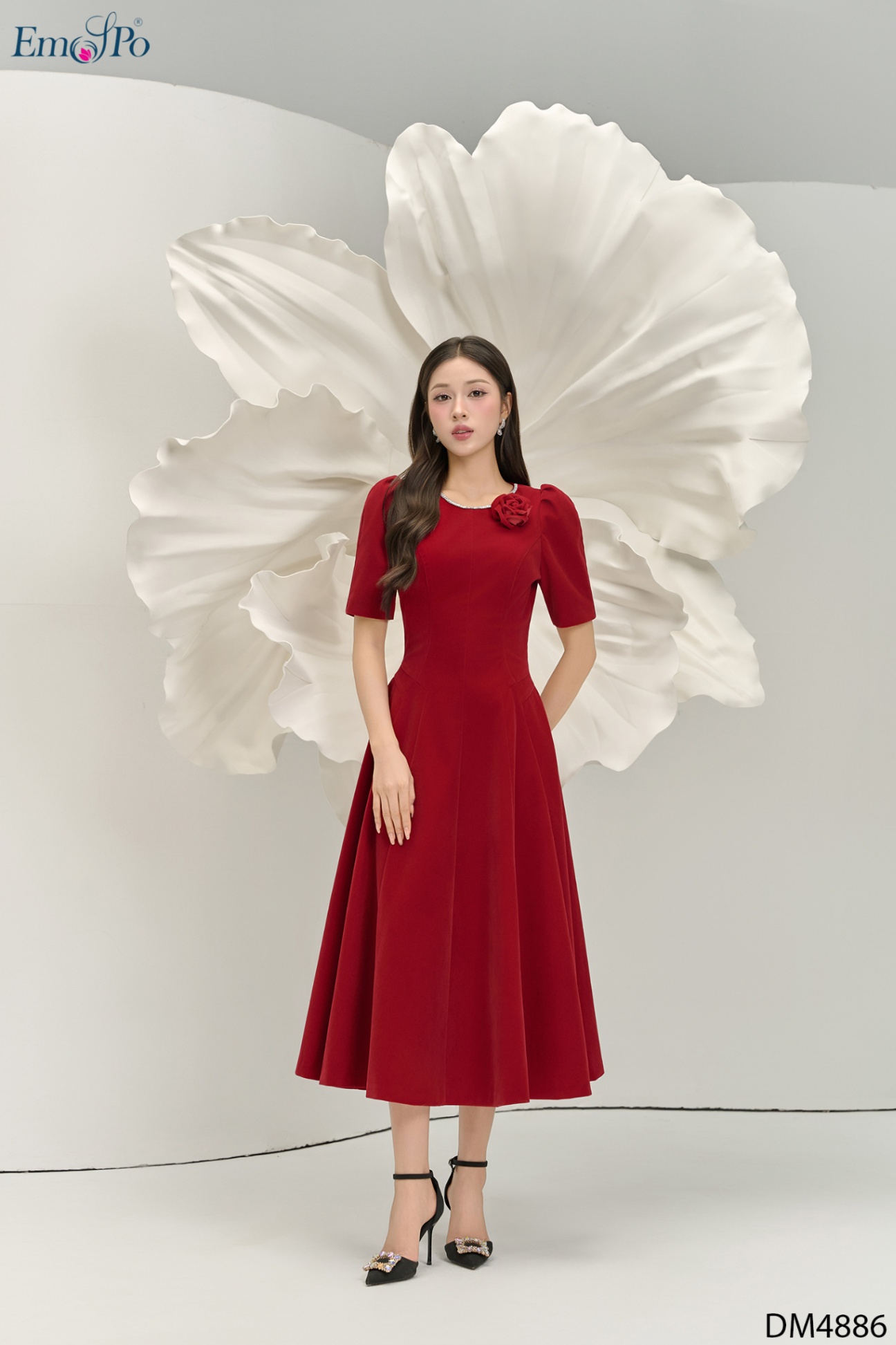 Đầm nhung xòe, chiết eo, cổ tròn đính đá và hoa