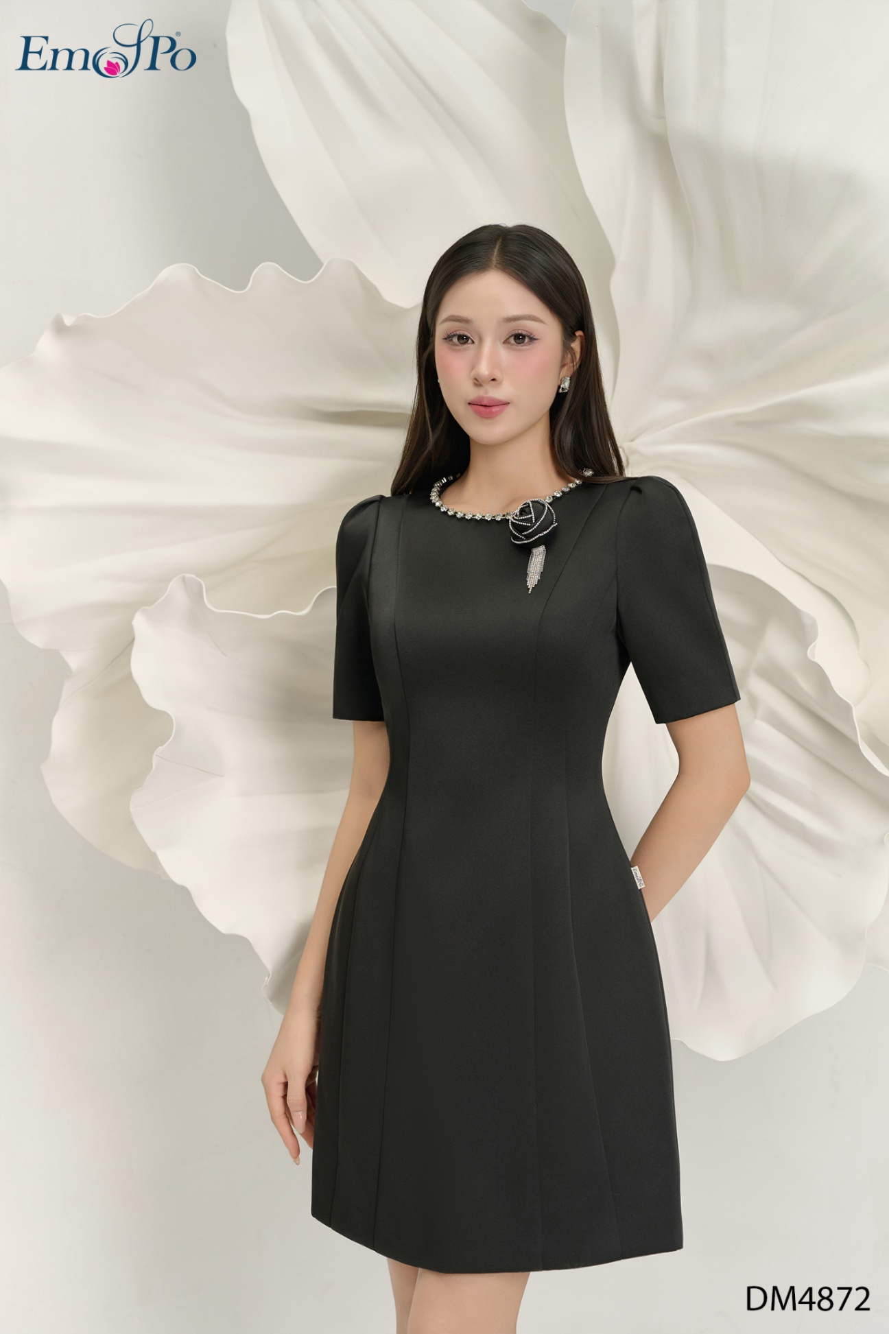 Đầm A cổ tròn đính đá và hoa cài, chiết eo, tay bồng