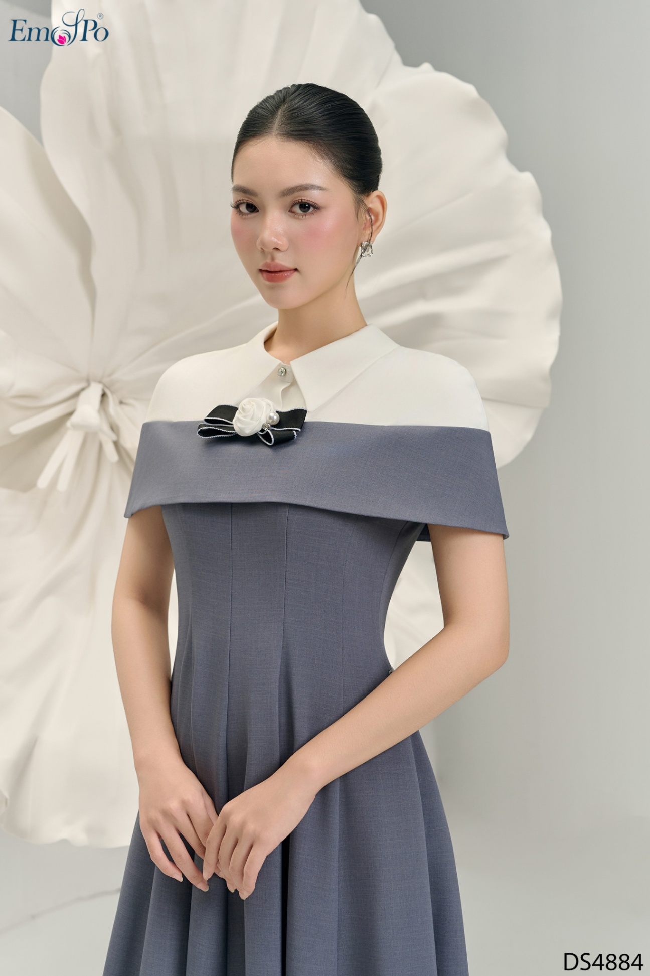 Đầm xòe, cổ bẻ choàng phối màu, hoa cài rời