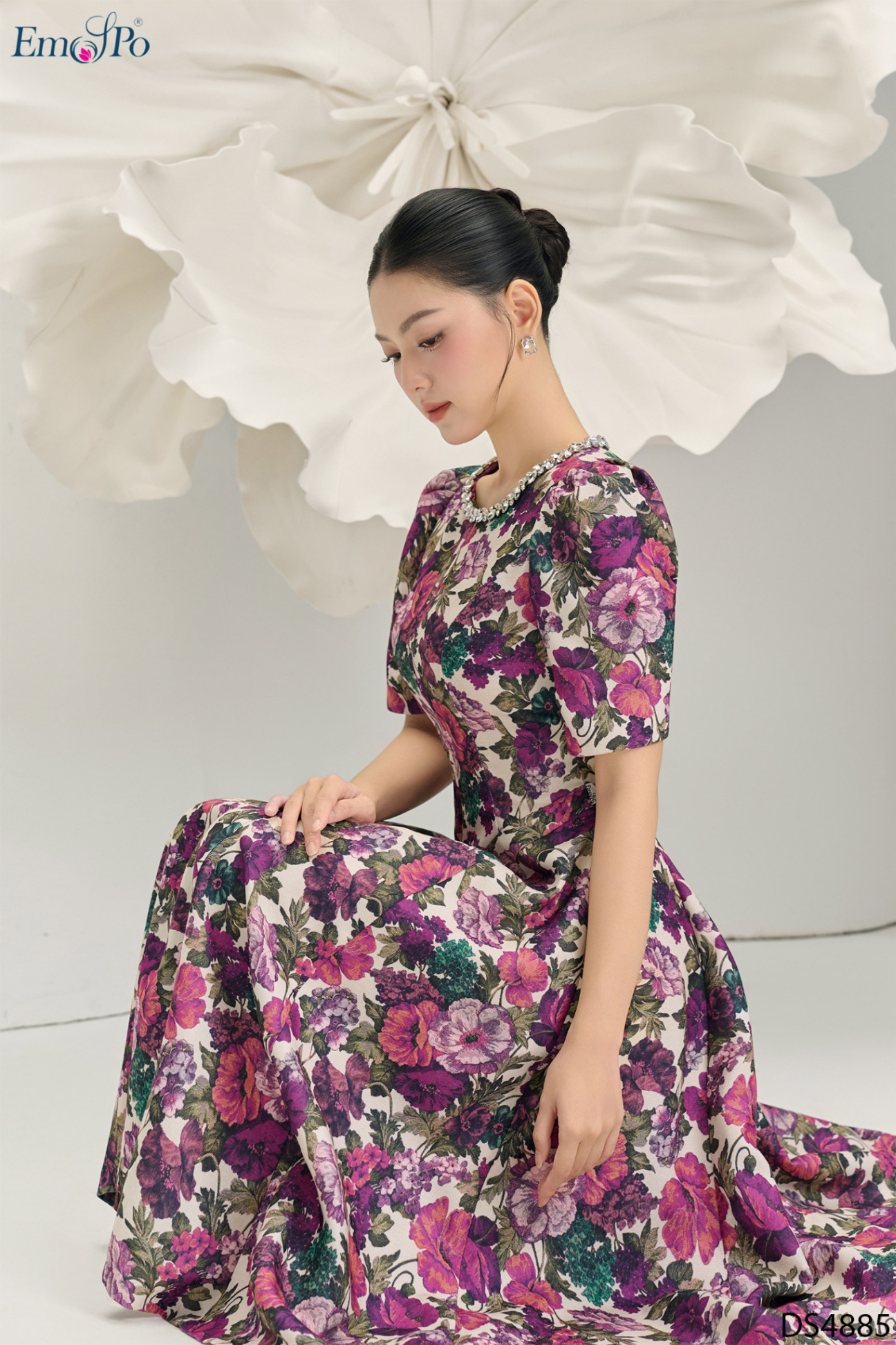 Đầm xòe, họa tiết hoa, cổ tròn đính đá