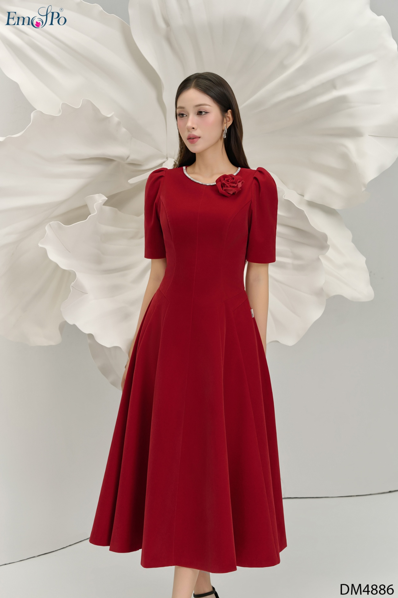 Đầm nhung xòe, chiết eo, cổ tròn đính đá và hoa