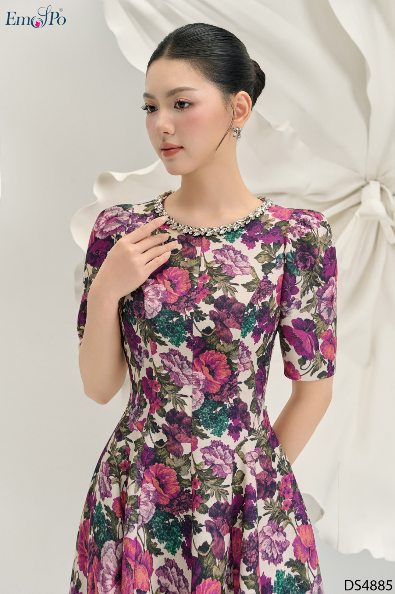 Đầm xòe, họa tiết hoa, cổ tròn đính đá