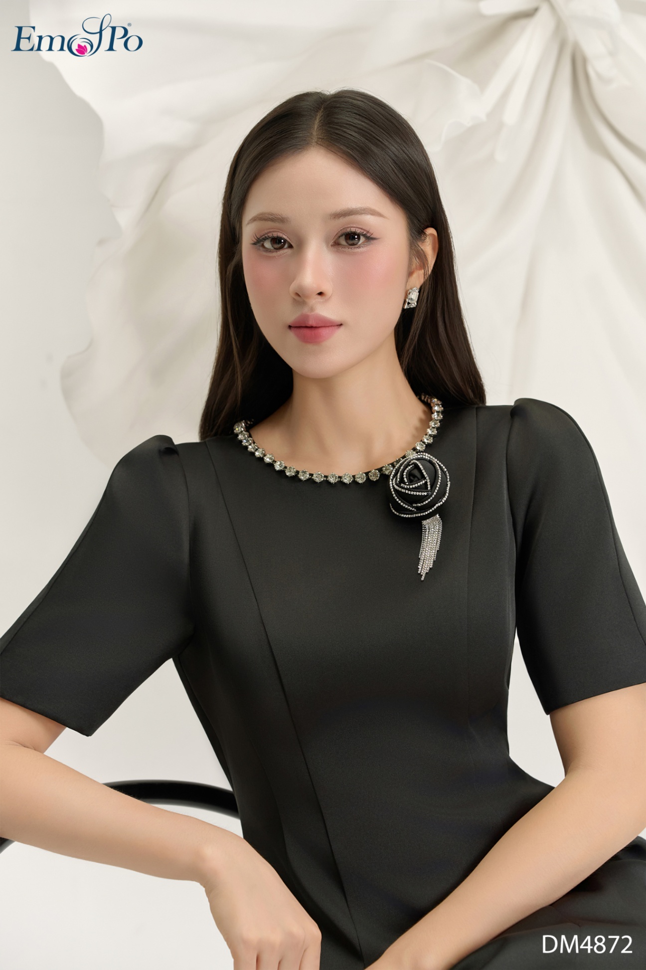 Đầm A cổ tròn đính đá và hoa cài, chiết eo, tay bồng