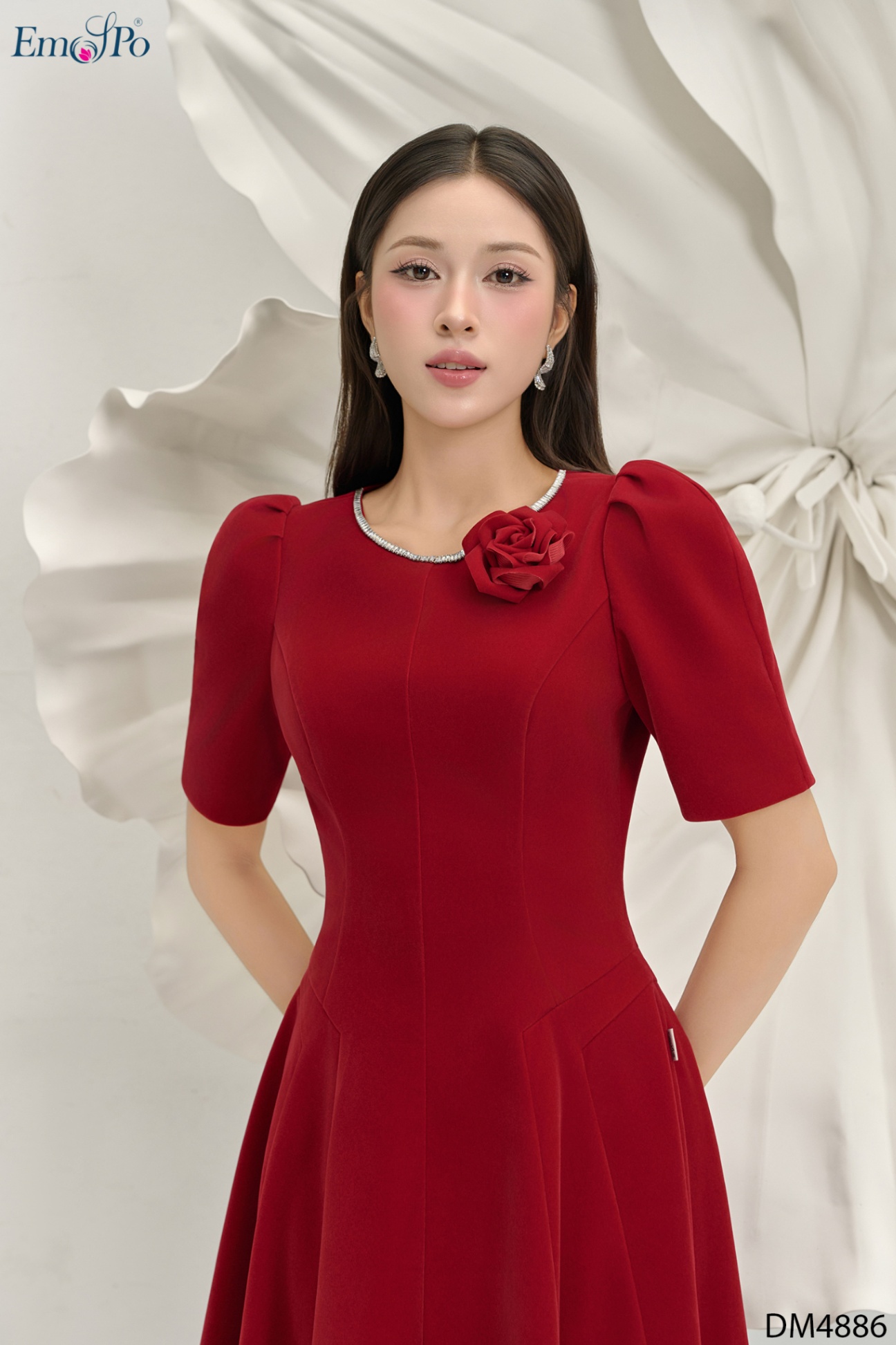 Đầm nhung xòe, chiết eo, cổ tròn đính đá và hoa