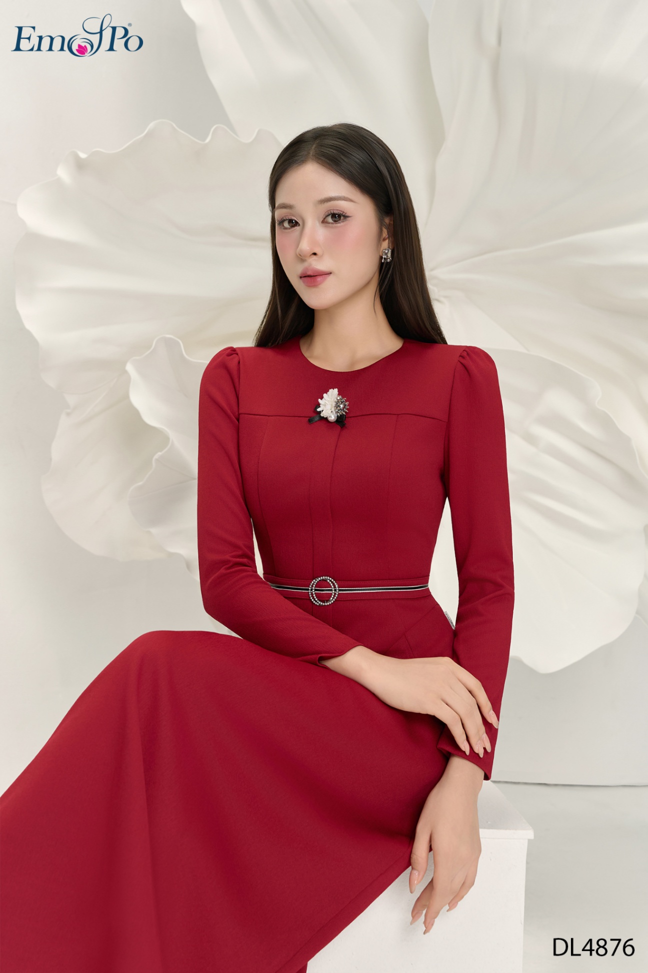 Đầm A ôm eo, cổ bẻ có thể tháo rời, cài hoa và đai rời