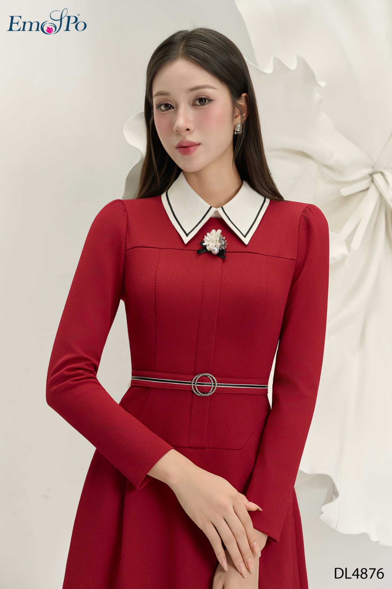 Đầm A ôm eo, cổ bẻ có thể tháo rời, cài hoa và đai rời