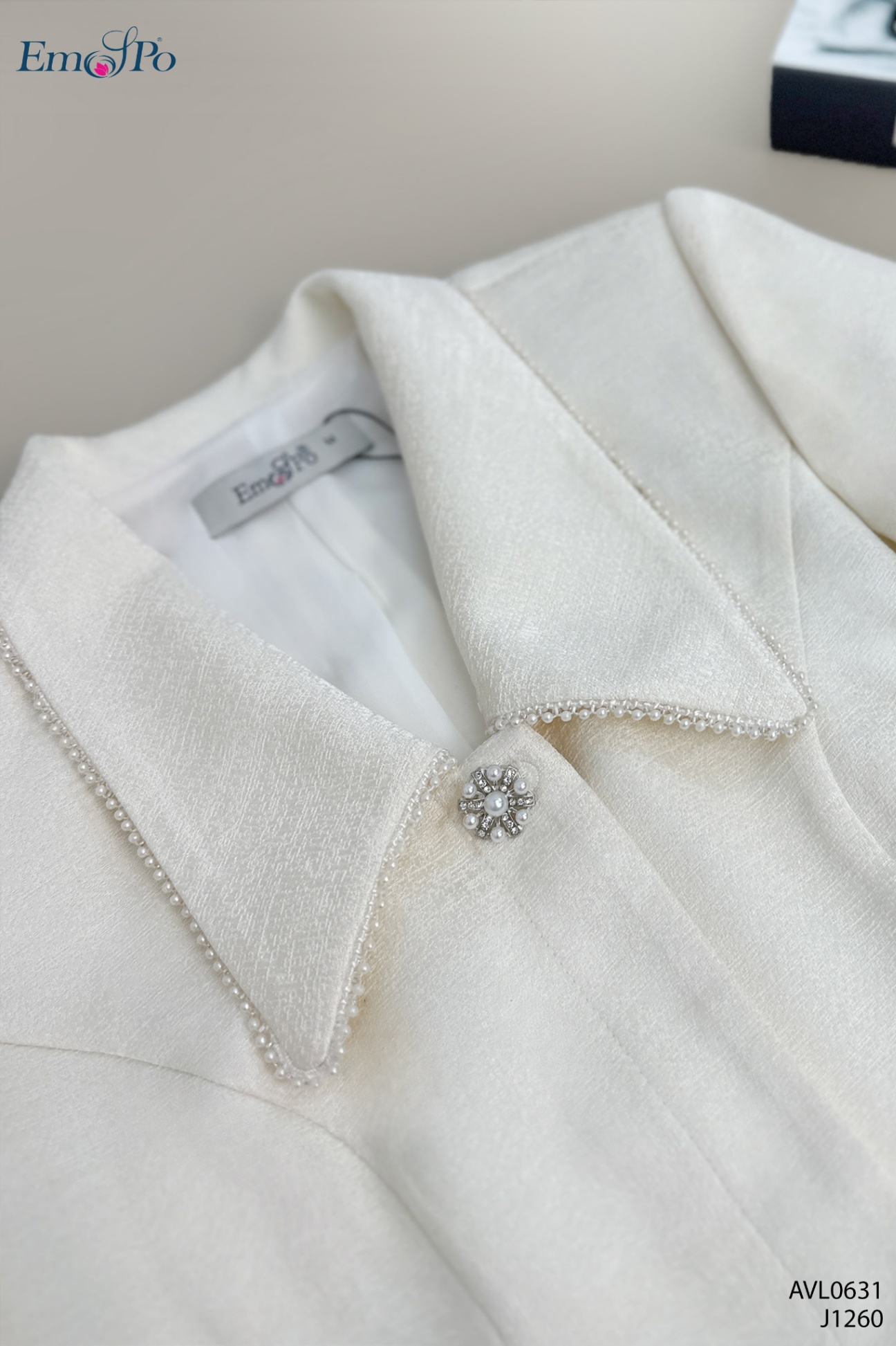 Áo vest dáng lửng, cổ bẻ nhọn & nắp túi 2 bên đính hạt trai, đi bộ J1260