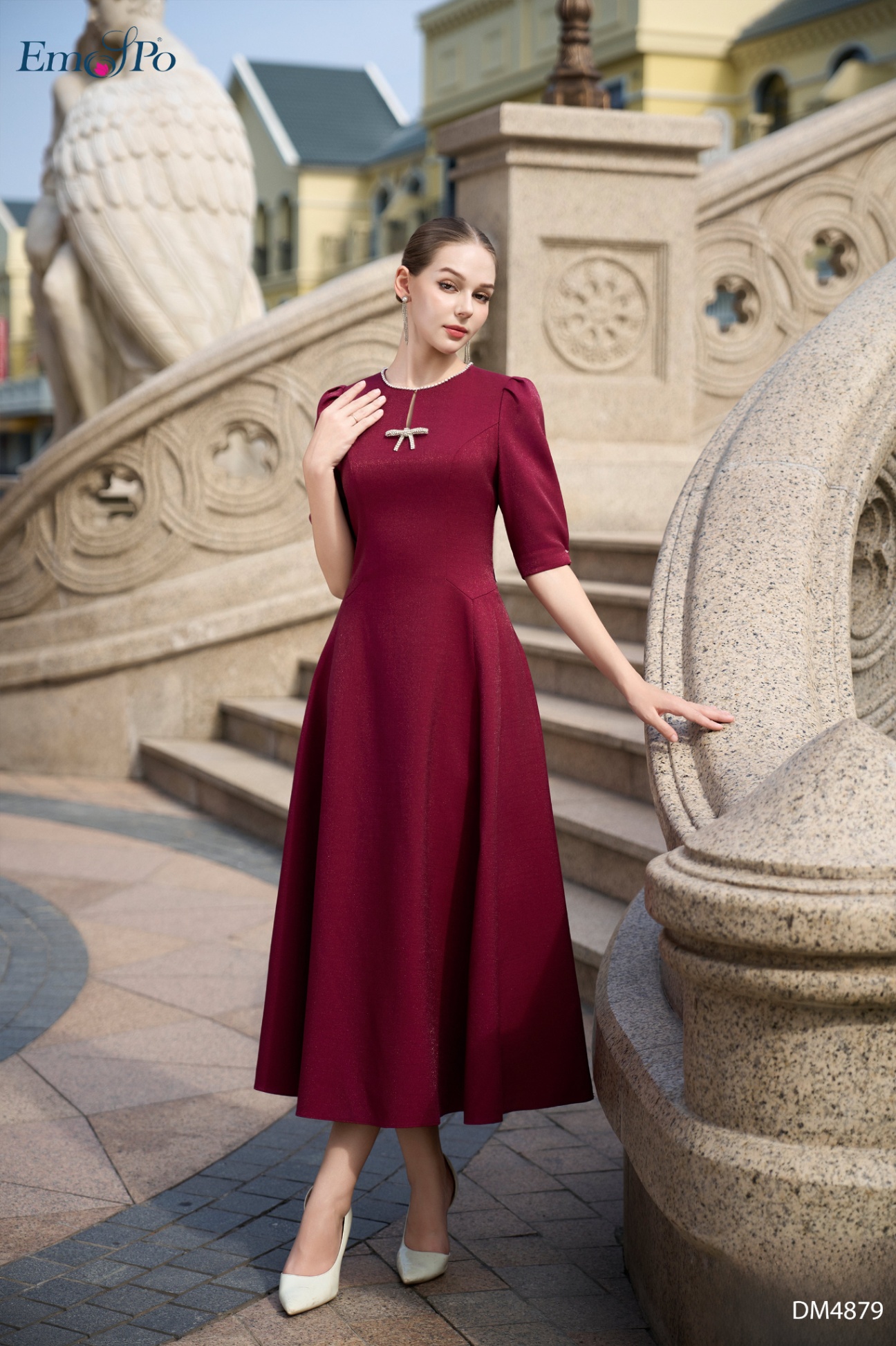 Đầm xòe, cổ tròn đính đá, chiết eo cao, nơ đá cài rời