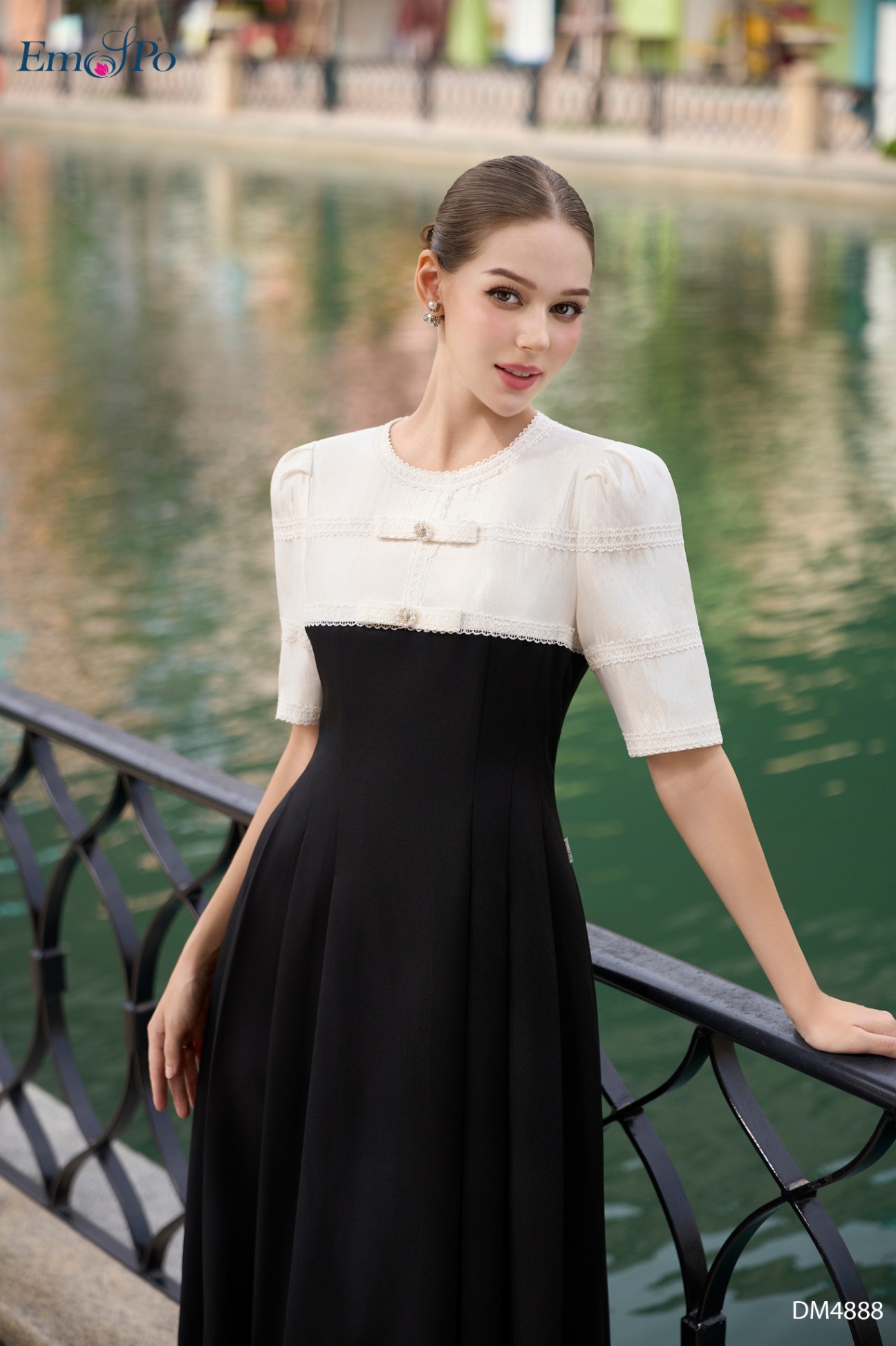 Đầm xòe phối màu, ngực trang trí ren & đính nơ đá, chiết ly 2 bên