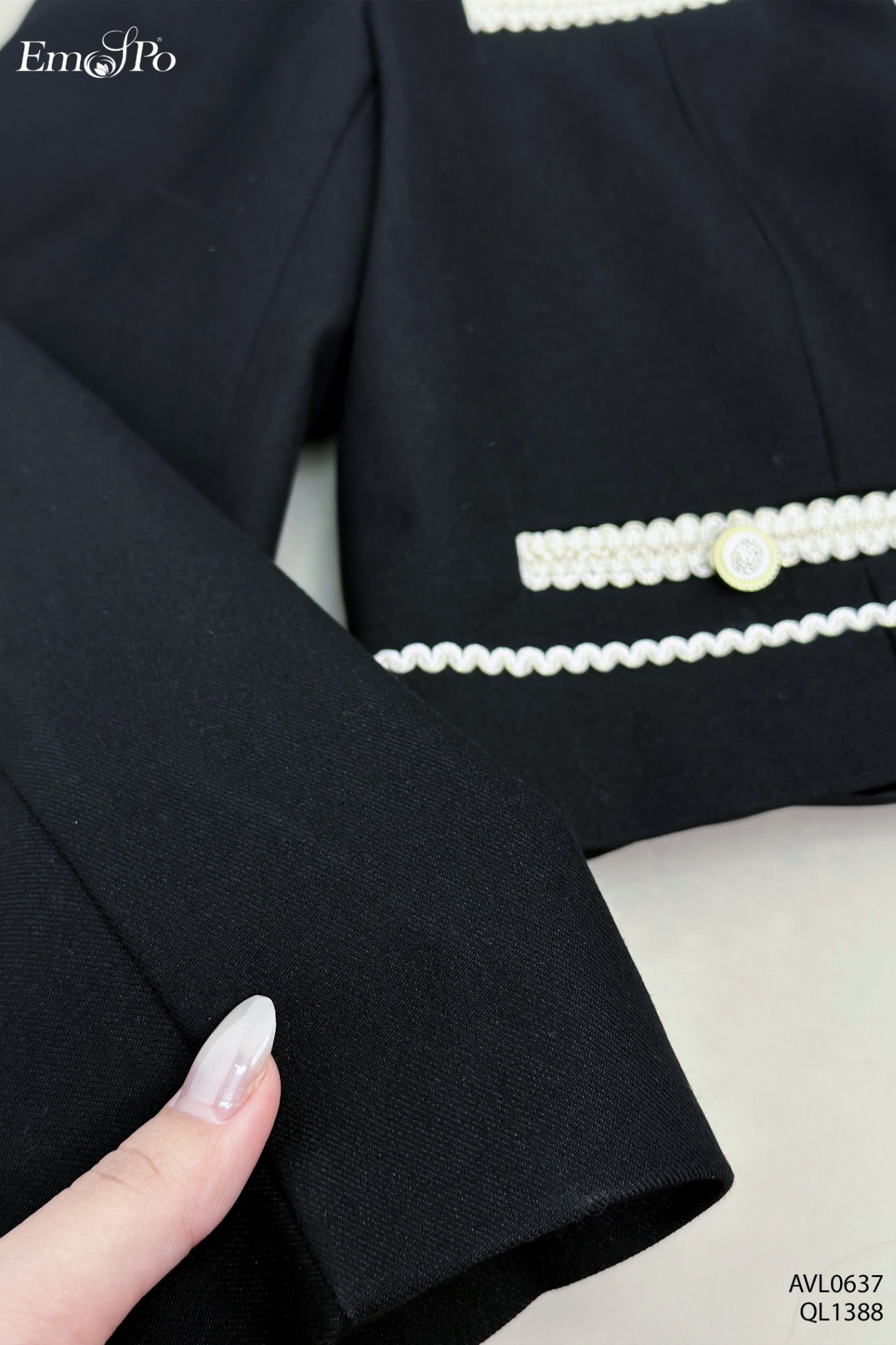 Áo vest cổ tròn, viền ren, cài giấu khuy, đi bộ QL1388