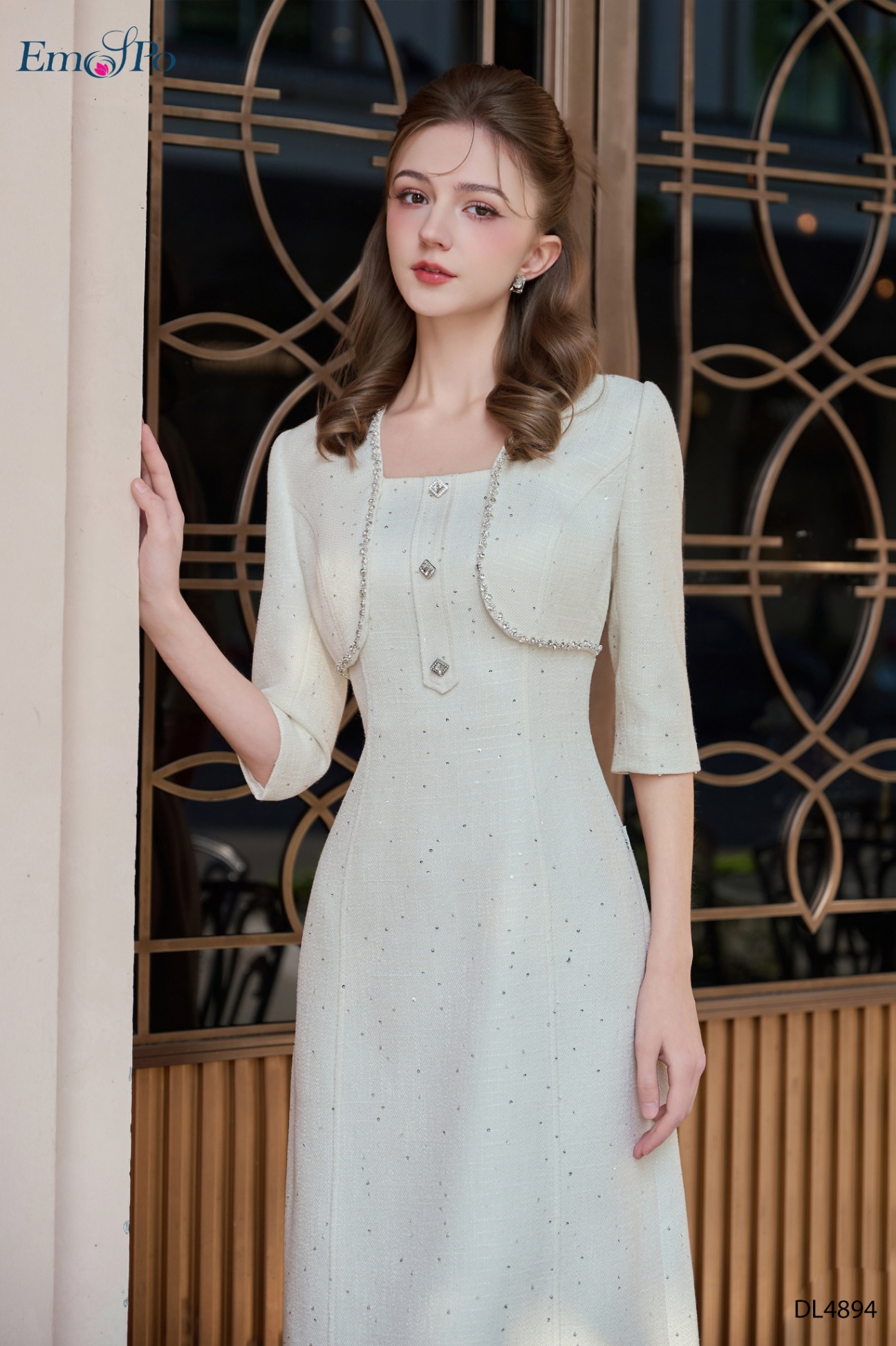 Đầm A 2 dây choàng liền đính viền đá, ngực đính hàng cúc đá