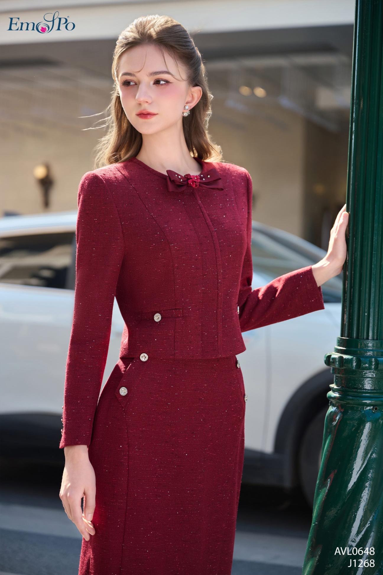 Juyp ôm xẻ sau, đính cúc đá 2 bên, đi bộ AVL0648