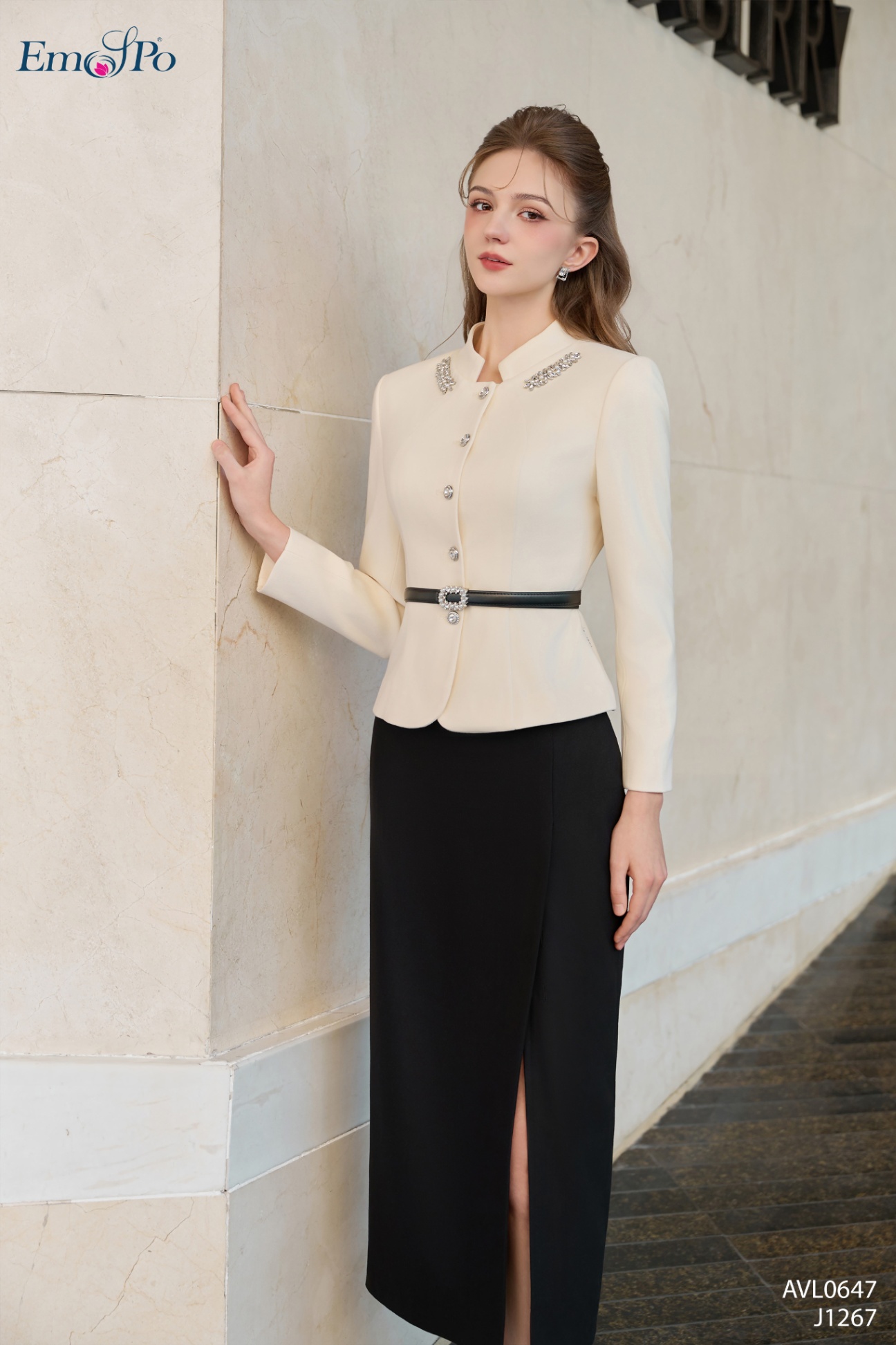 Juyp ôm, xẻ trước, có khuy cài điều chỉnh, đi bộ AVL0647