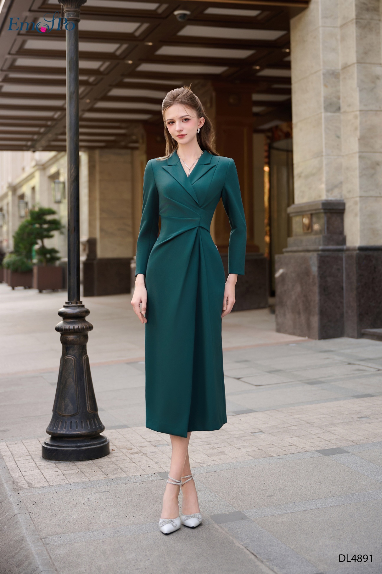 Đầm ôm dáng dài, cổ vest, nhún eo lệch, xẻ tà trước