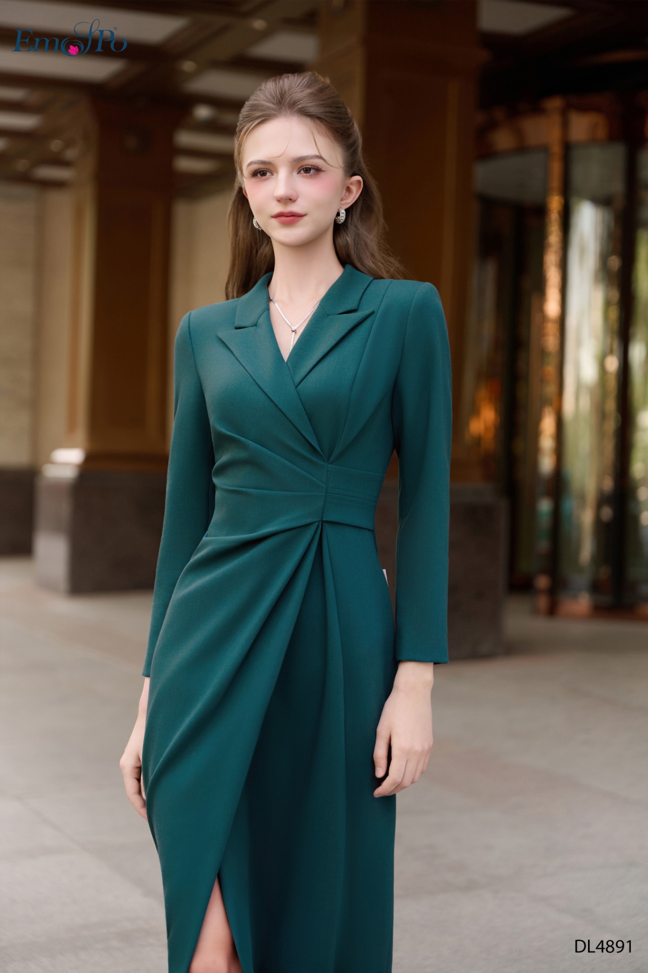 Đầm ôm dáng dài, cổ vest, nhún eo lệch, xẻ tà trước