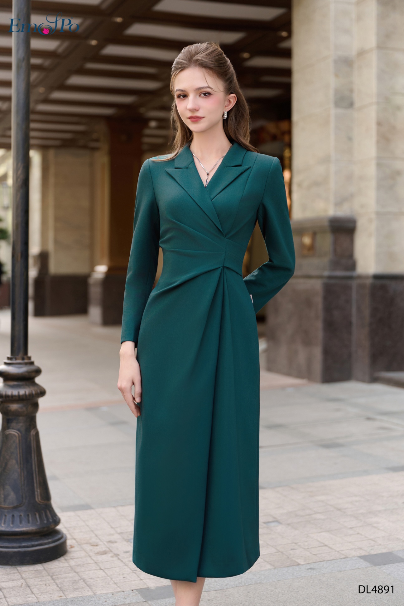 Đầm ôm dáng dài, cổ vest, nhún eo lệch, xẻ tà trước