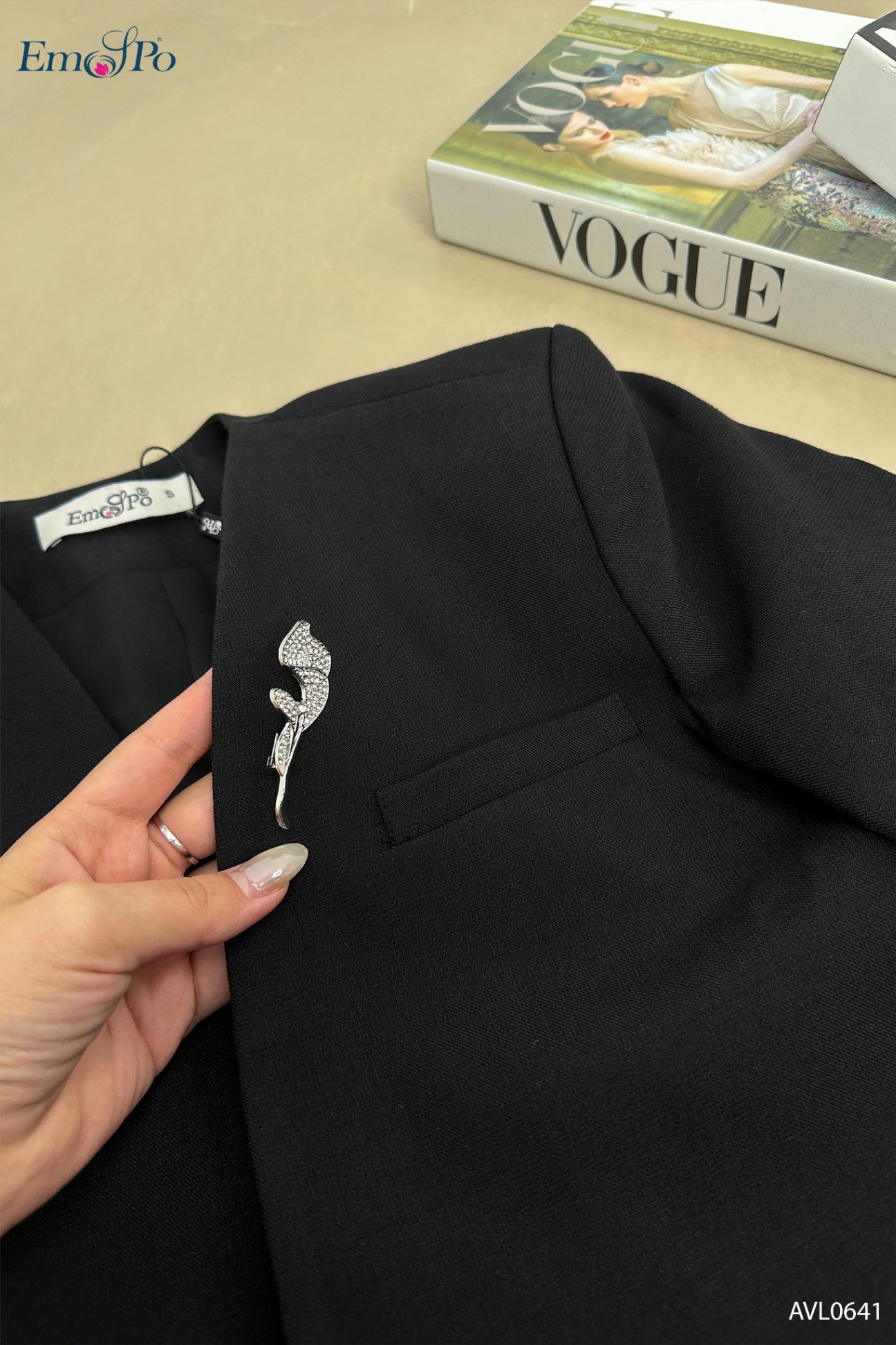 Áo vest blazer, túi nắp 2 bên, túi cơi, cài đá