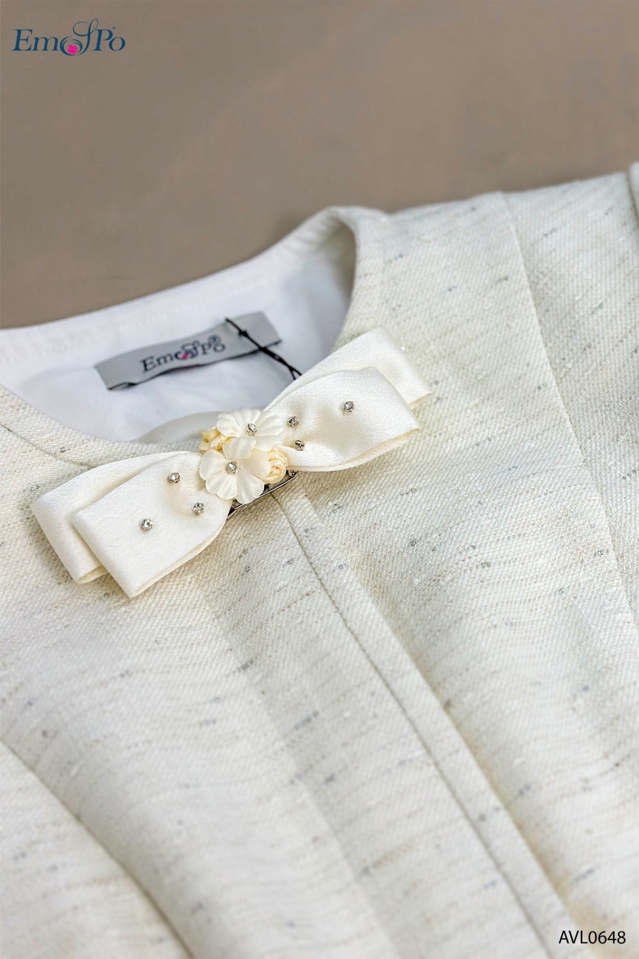 Áo vest cổ tròn, cài khuy đá, nẹp dấu khuy, túi cơi 2 bên, nơ cài rời, đi bộ J1268