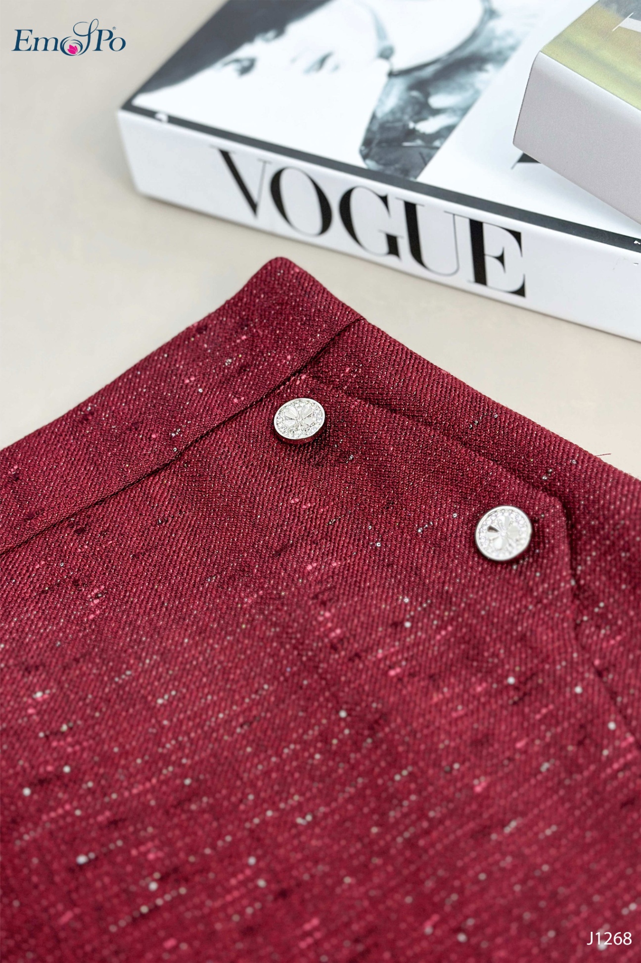 Juyp ôm xẻ sau, đính cúc đá 2 bên, đi bộ AVL0648