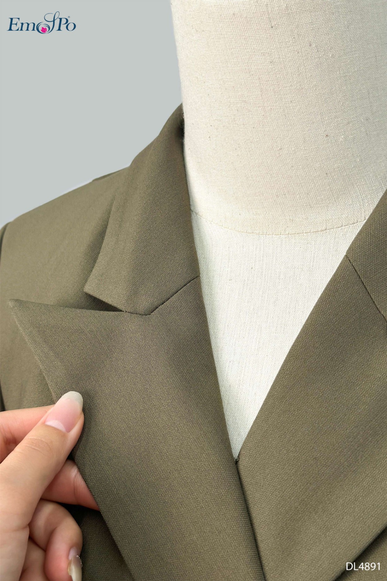 Đầm ôm dáng dài, cổ vest, nhún eo lệch, xẻ tà trước