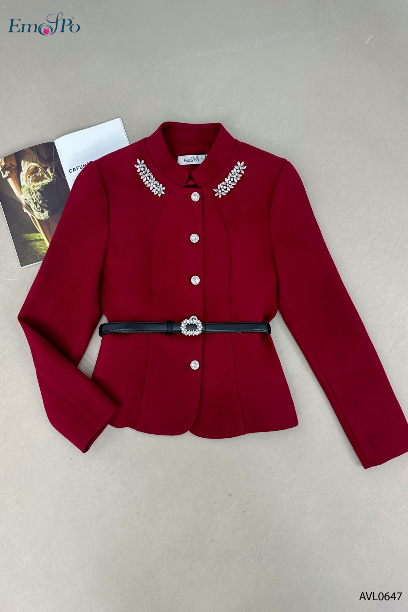 Áo vest cổ 3 phân, đính đá 2 bên, cài khuy đá, đai rời, đi bộ J1267